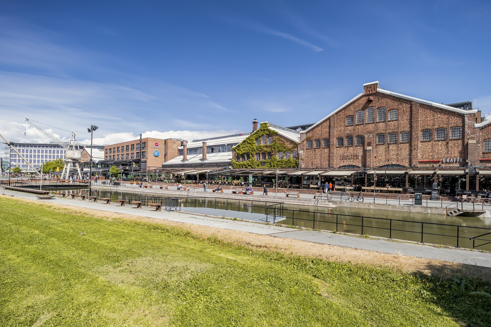 Svært sentral plassering ca. 50 m fra Solsiden. Hyppige avganger fra bussholdeplass mot øvrige deler av byen og Værnes fra Solsiden. Galleribilde