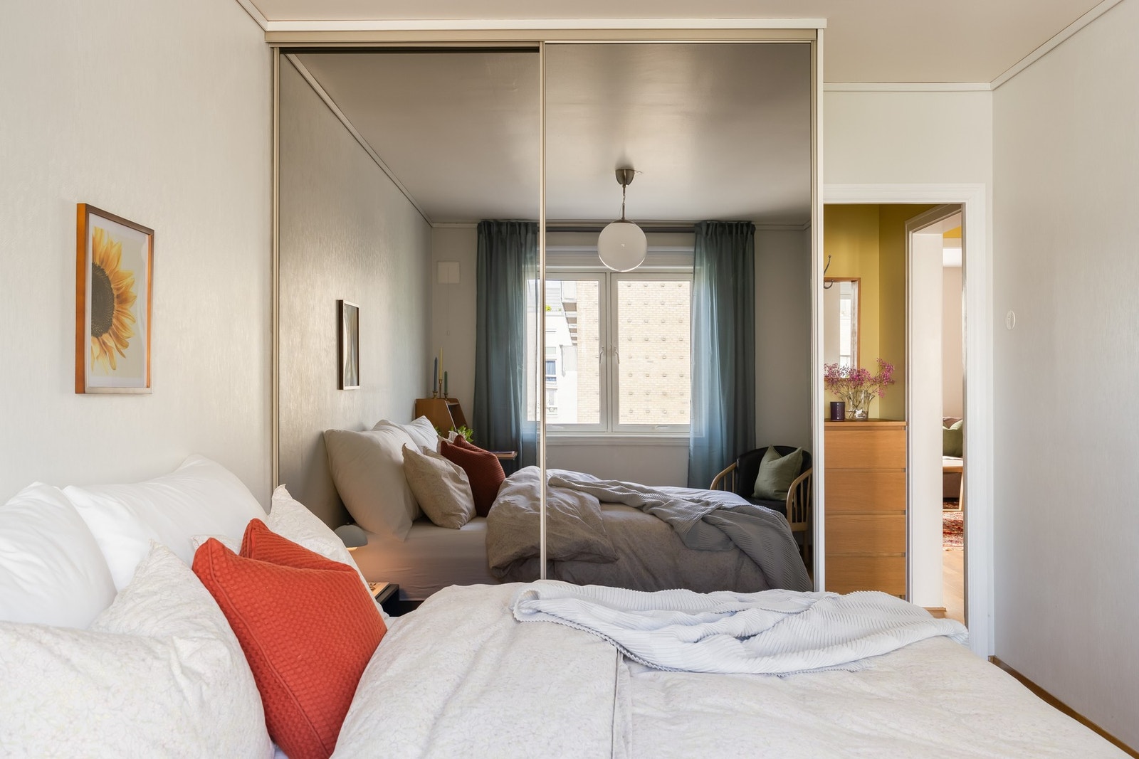 Etablert skyvedørsgarderobe med god lagringskapasitet. I tillegg til boligens innhold medfølger bl.a. tre private boder i fellesarealet. Galleribilde