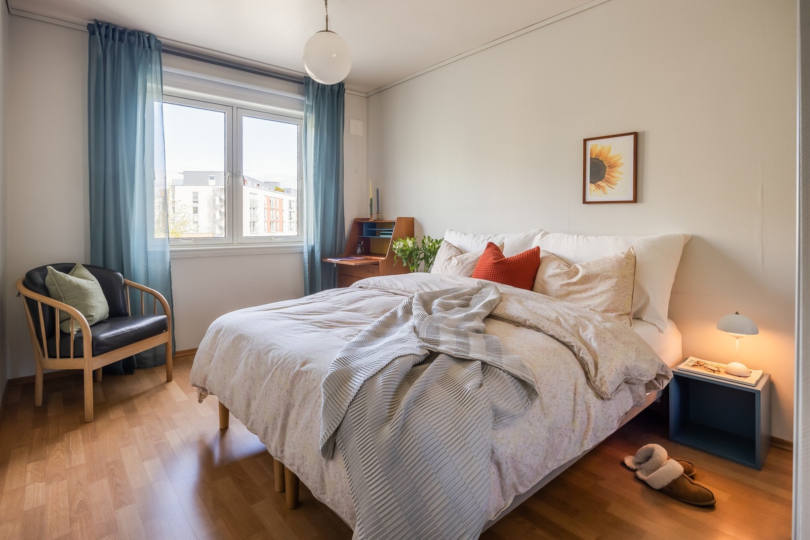 Stort soverom på ca. 13 kvm. Høyt hevet over gate- og bakkenivå. Galleribilde