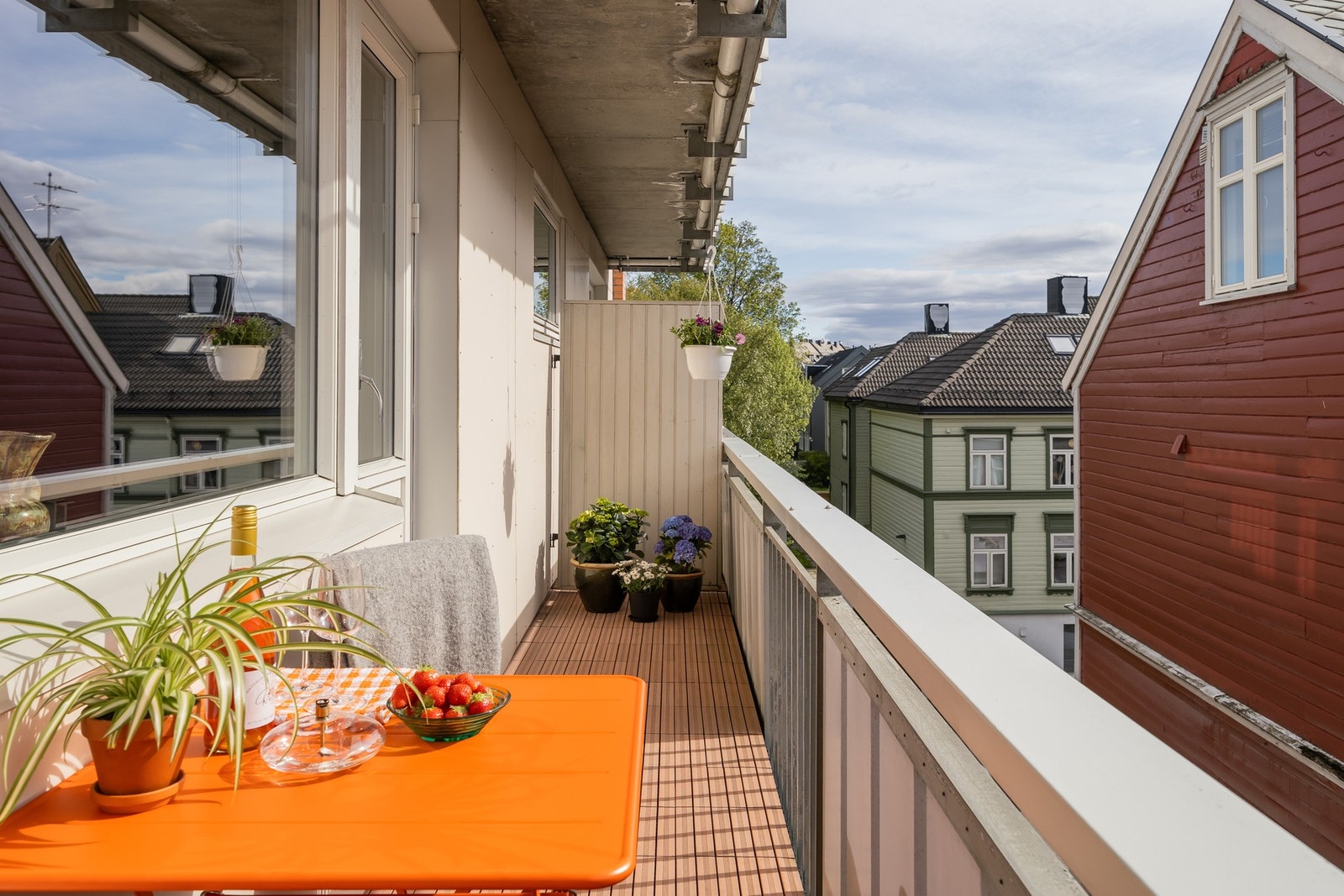 Her er man godt skjermet fra trafikkerte gater omtrent midt i byen, og samtidig har man lett tilgang på alt av sentrumstilbud. Galleribilde