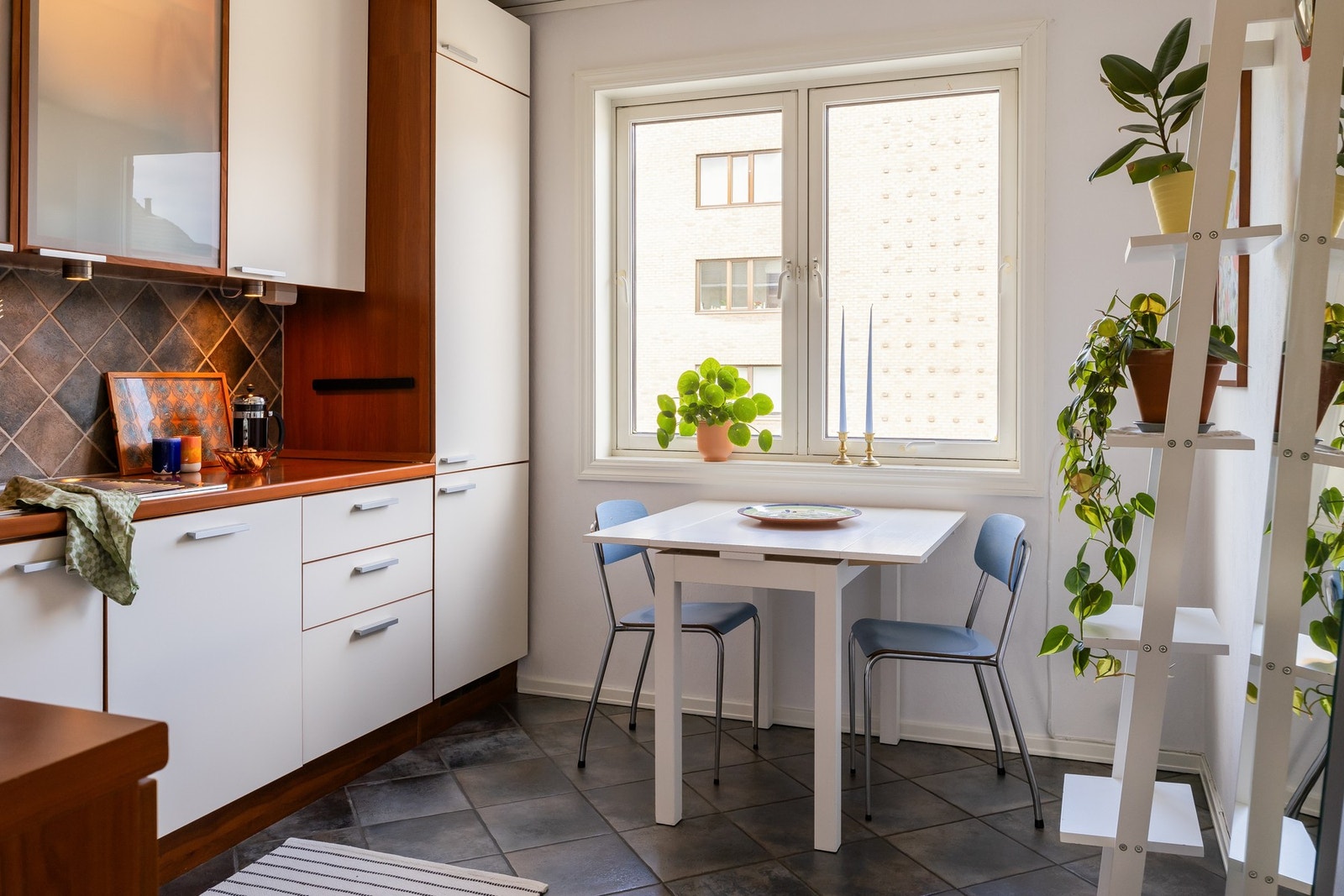 Godt med naturlig lys inn fra kjøkkenvinduet med plass for spisebord. Galleribilde