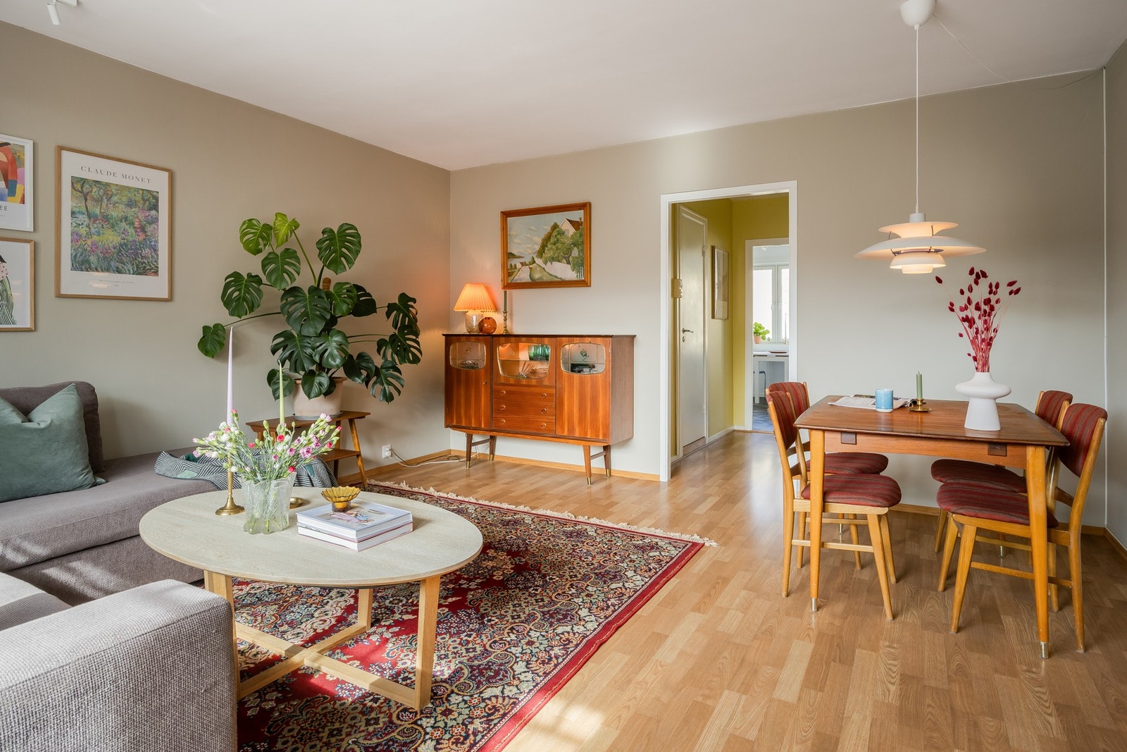 Boligen er gjennomgående og har kjøkken i motsatt ende. Enkelte tilsvarende boliger har flyttet kjøkkenet inn i stua. Galleribilde