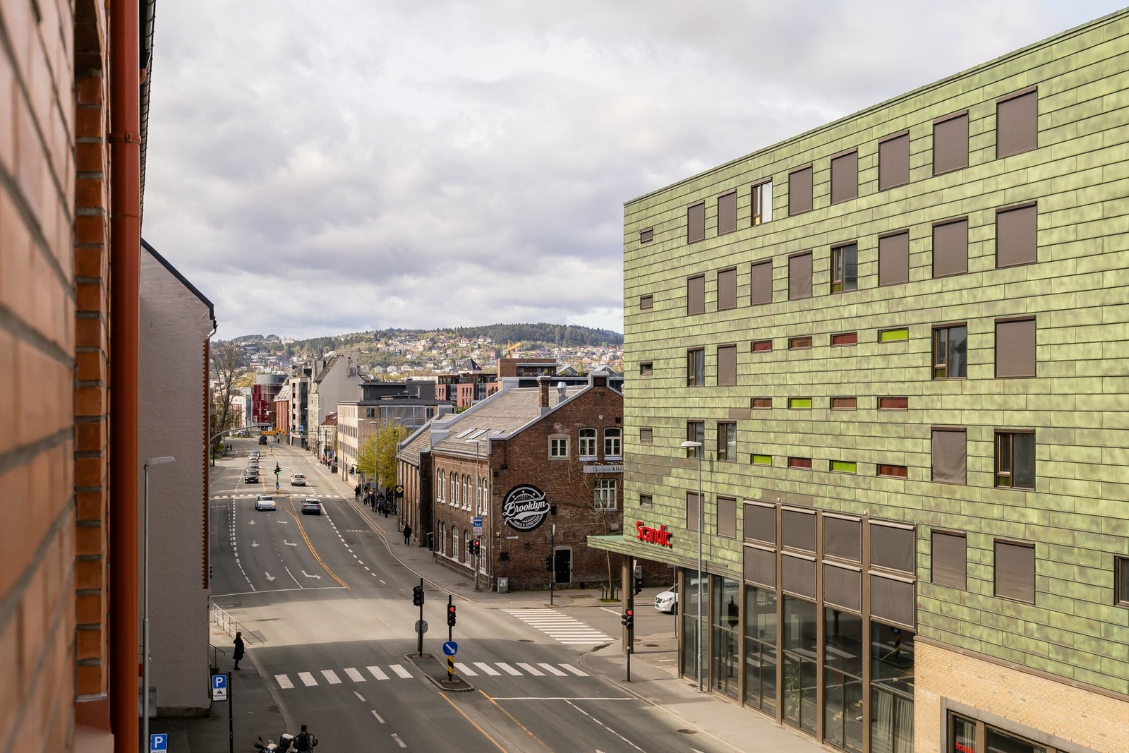 Fra kjøkkenvinduet ser man mot Solsiden som ligger rett over gata. Galleribilde
