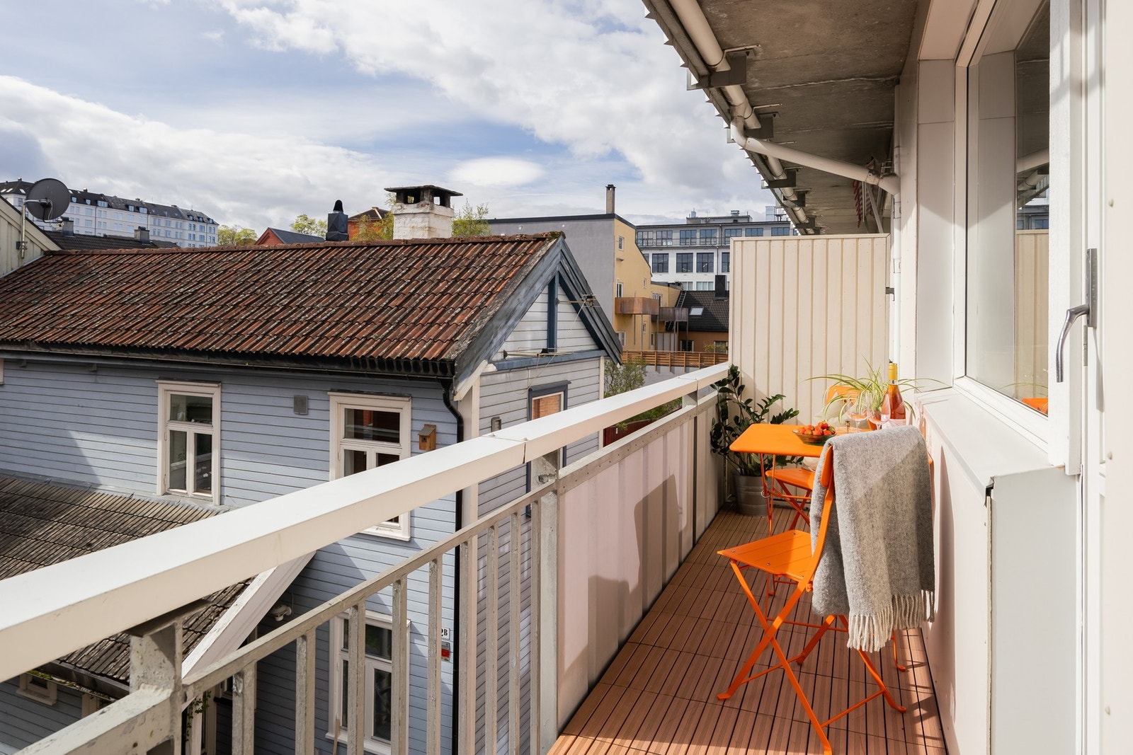 Romslig og usjenert 2-roms med utsøkt beliggenhet på Møllenberg, rett over gata for Solsiden og Nedre Elvehavn. Galleribilde