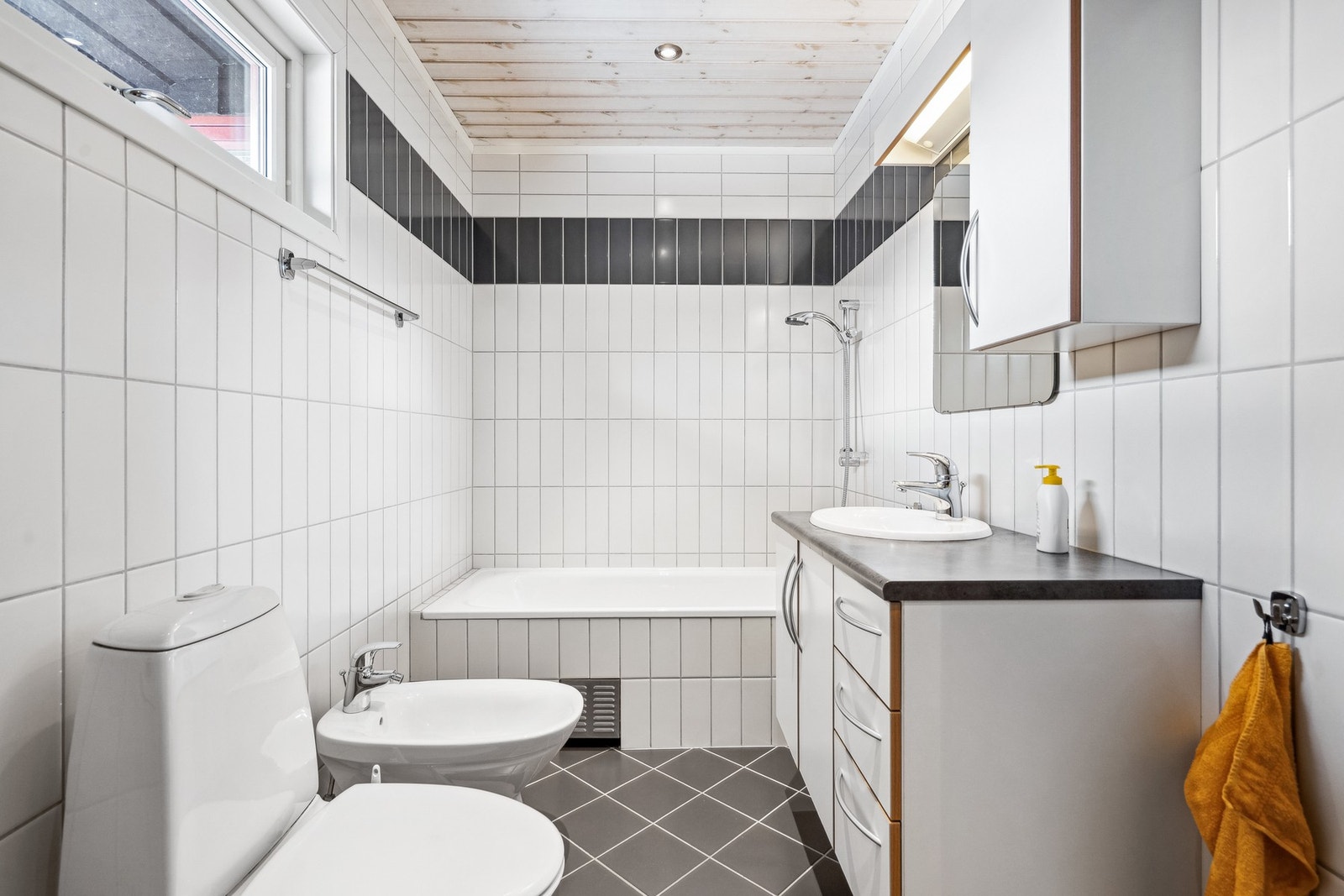 Både dusj og badekar på bad Galleribilde