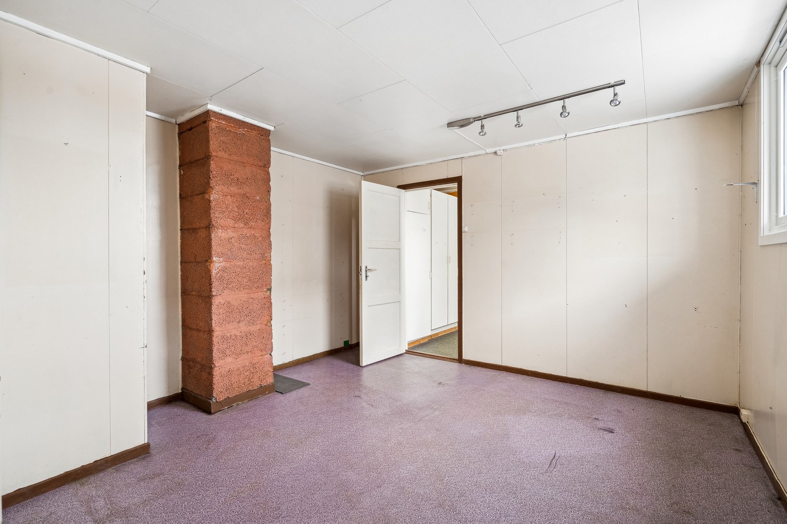 Velkommen til boligens underetasje som er innredet med stue, soverom og boder Galleribilde
