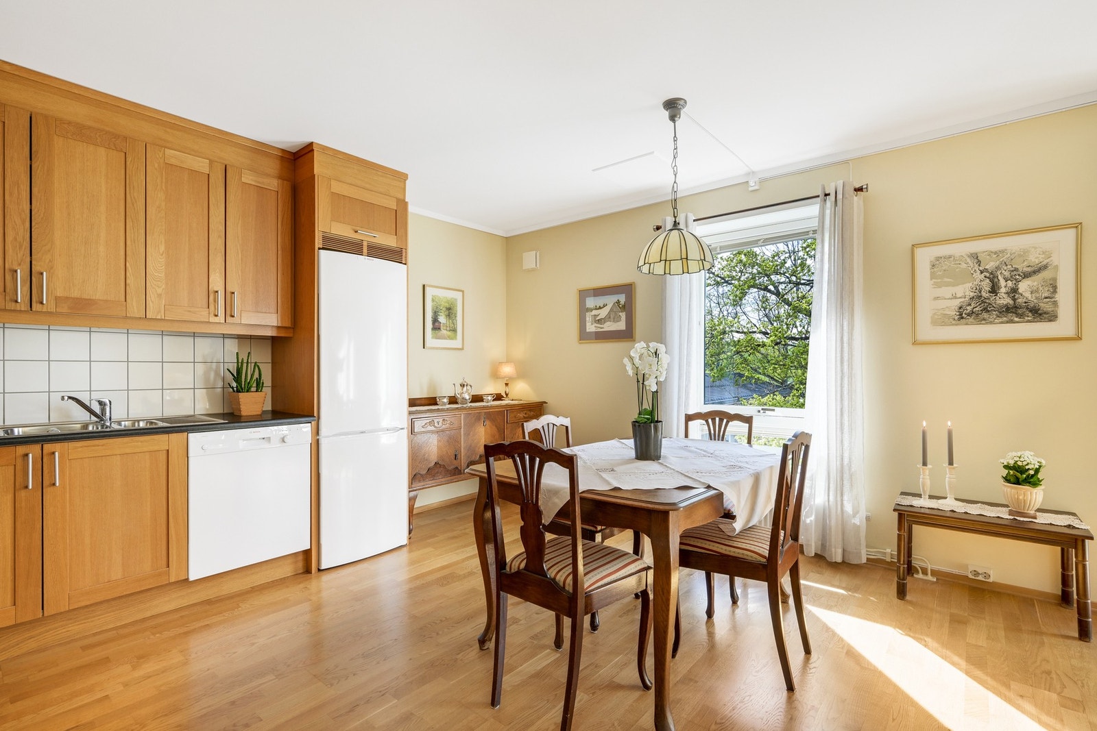 God plass for spisestue Galleribilde