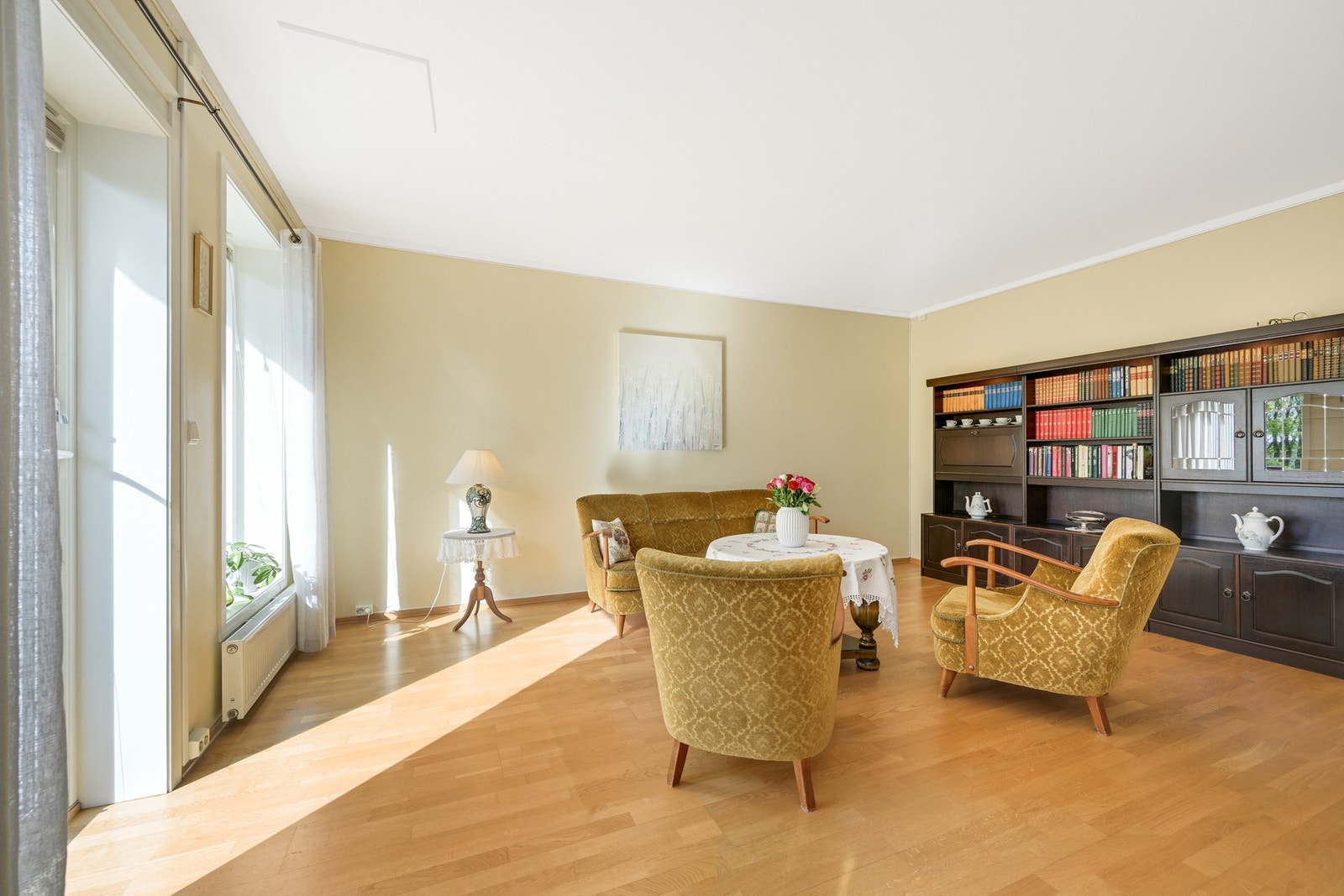 Stua har eikeparkett og store vindusflater Galleribilde