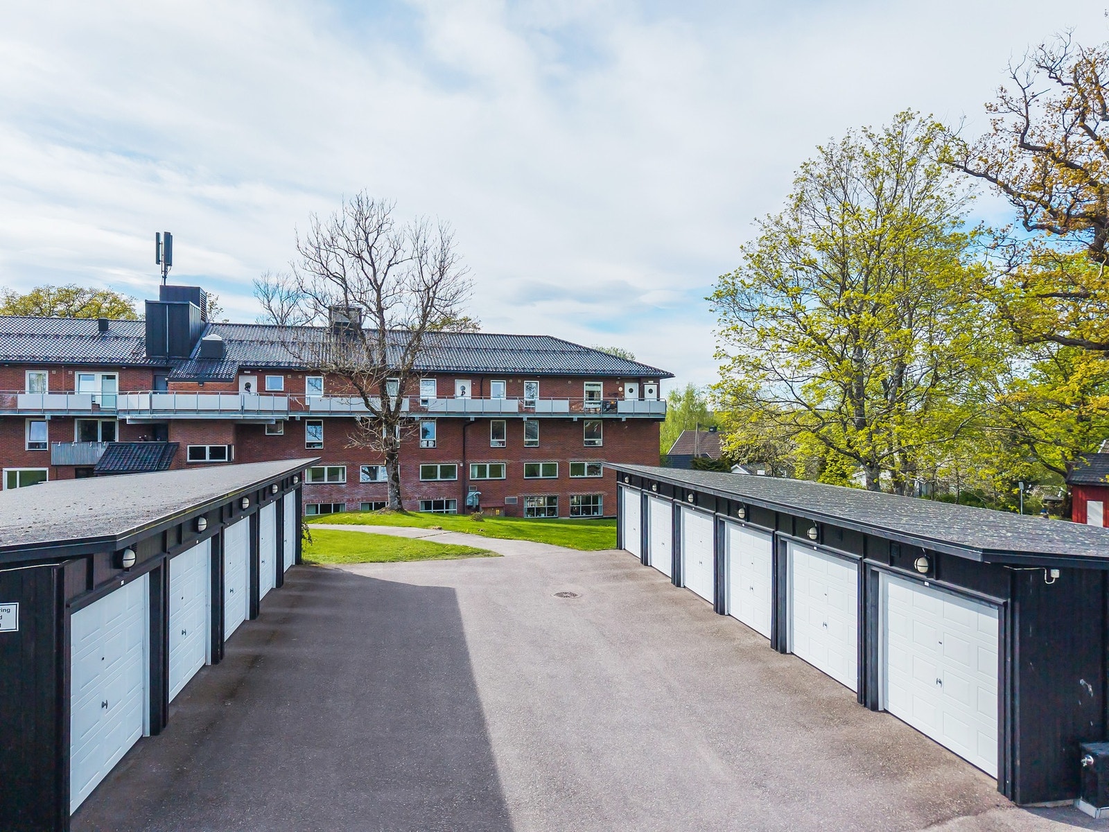 Borettslaget har både gjesteparkering, lademulighet og garasjer Galleribilde