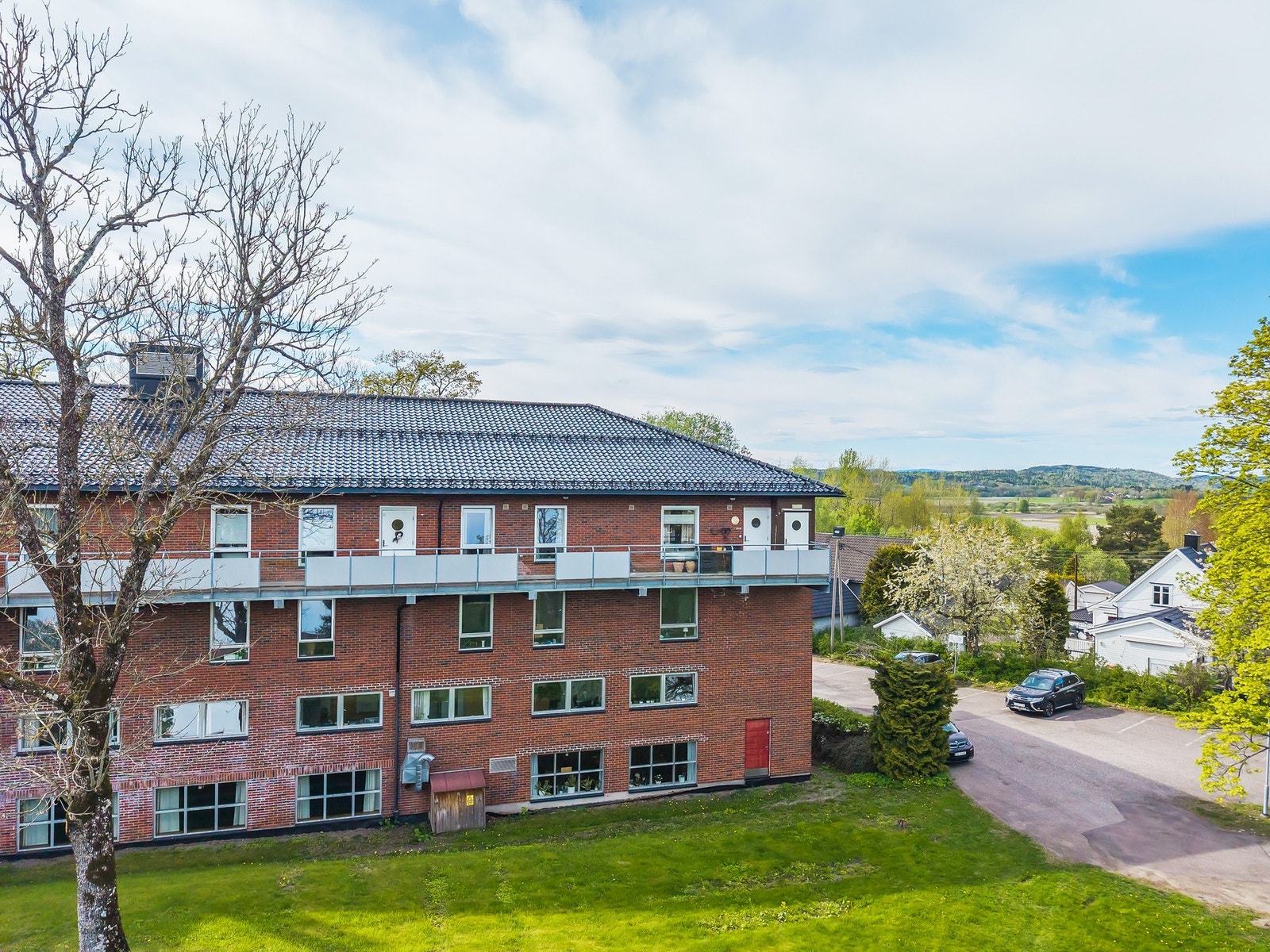 Her ser vi fasaden motsatt vei med balustraden og nordfløyen Galleribilde