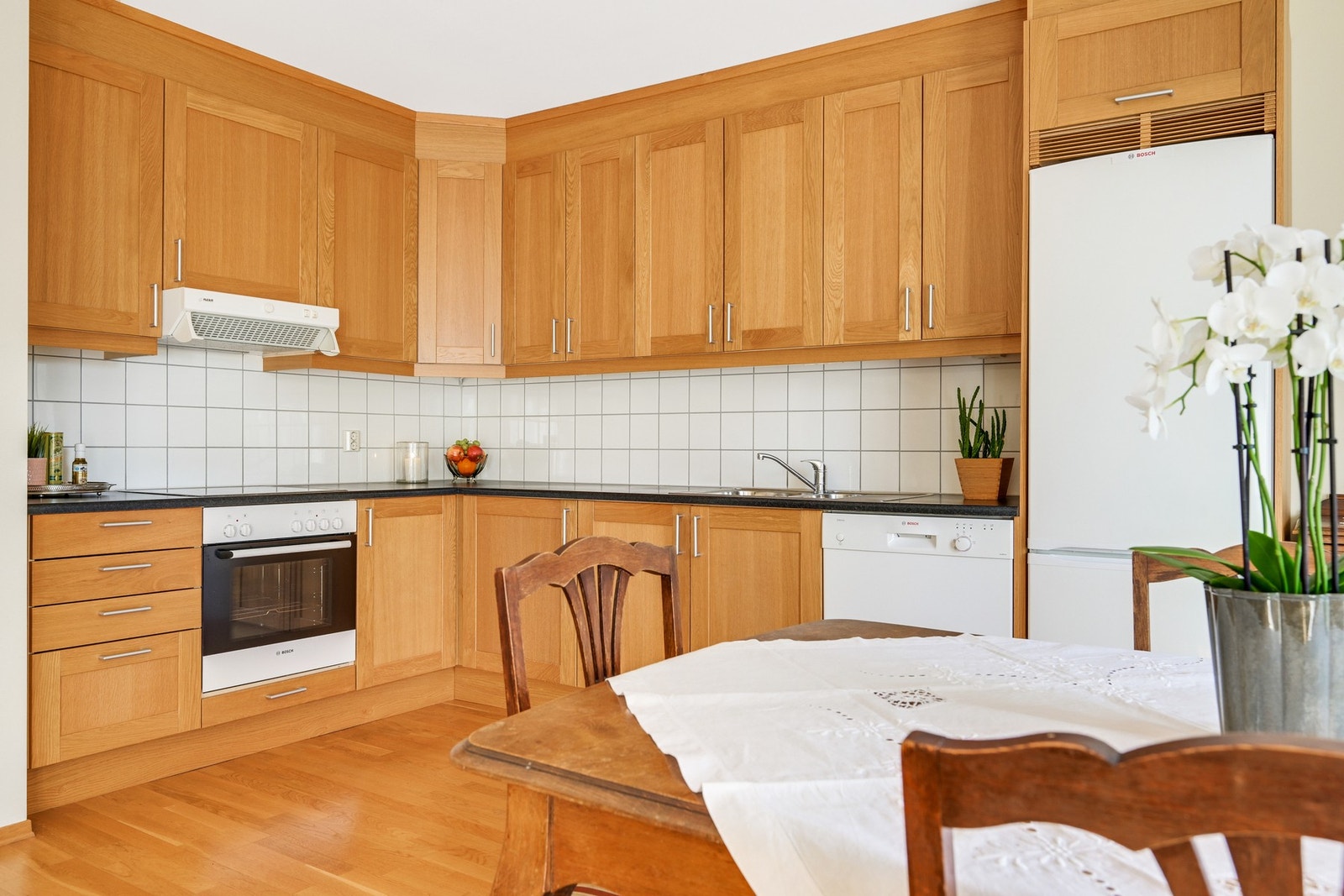 Innredning er godt holdt og det er bra med benkeplass Galleribilde