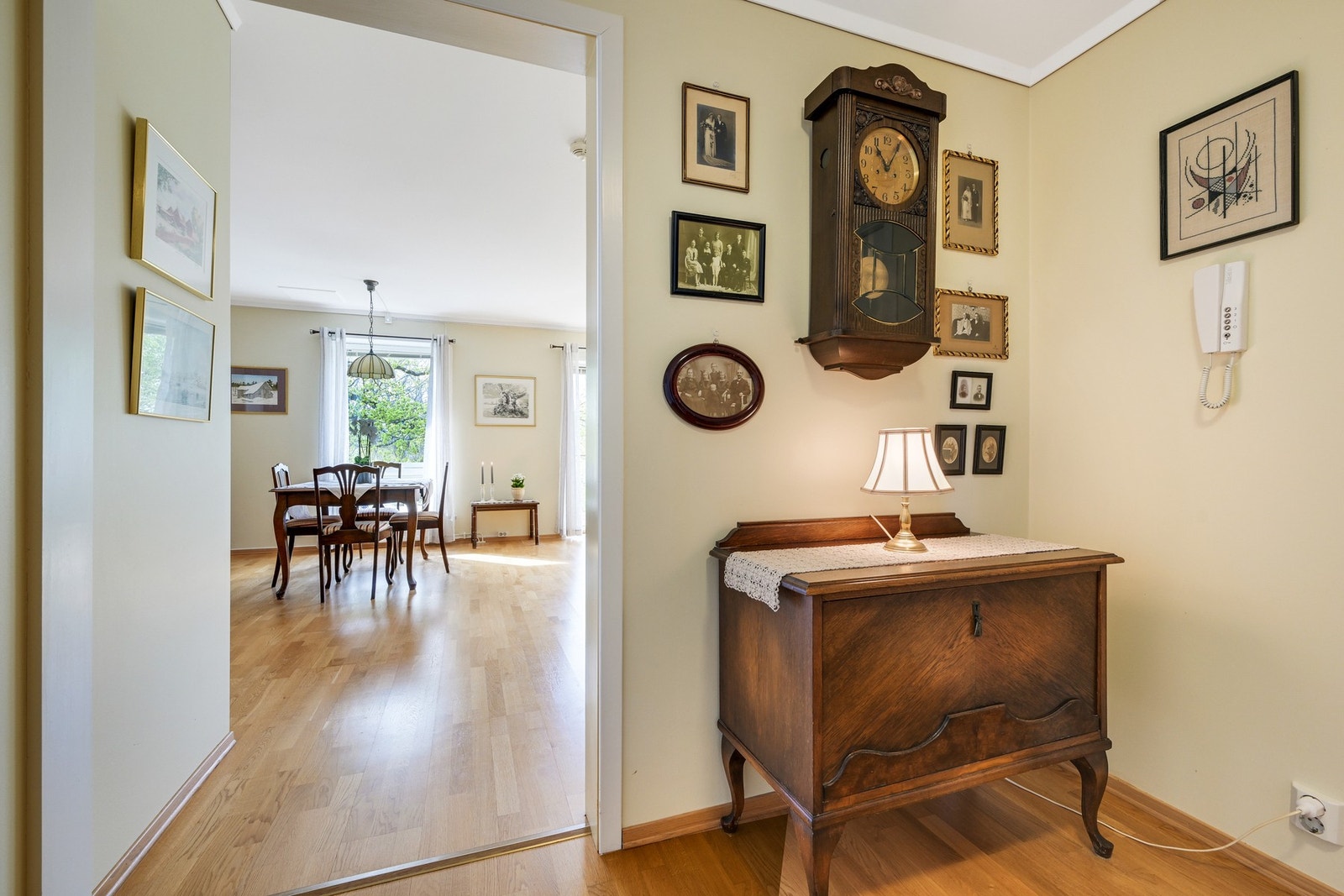 Her ser vi fra entreen og mot stua Galleribilde