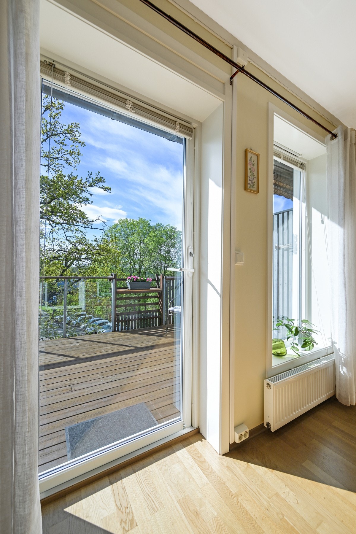 Fra stue/kjøkken er det utgang til leilighetens balkong Galleribilde