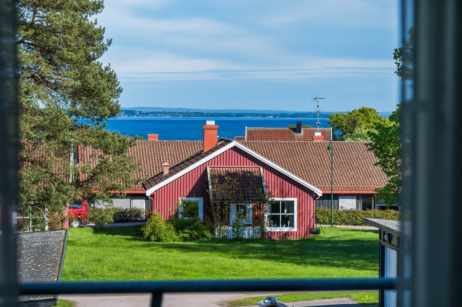 På balustraden er det fjordutsikt og morgensol - dette bildet er tatt fra soveromsvinduet Galleribilde
