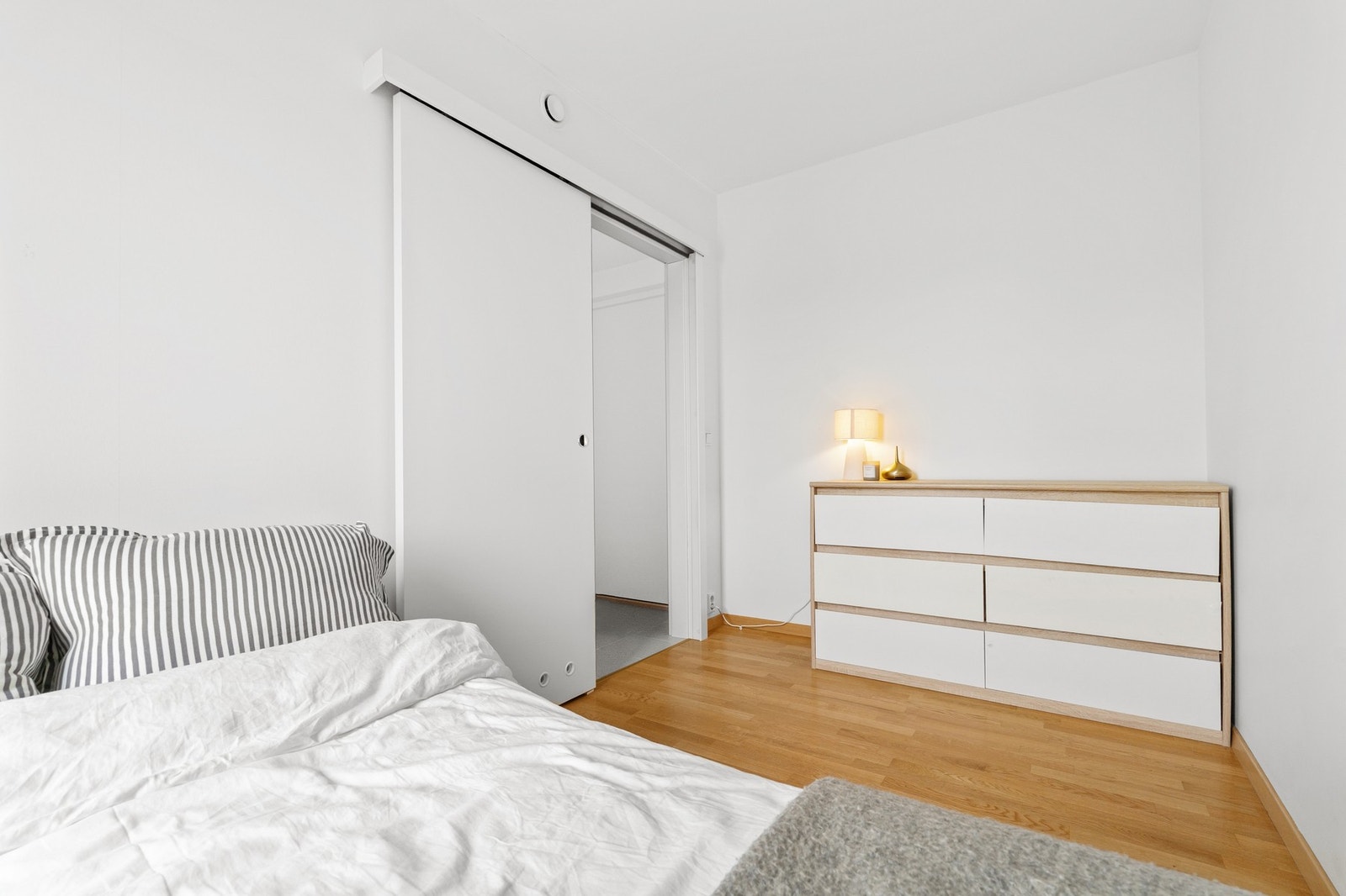 Her får man plass til stor seng og ønsket garderobeløsning. Galleribilde