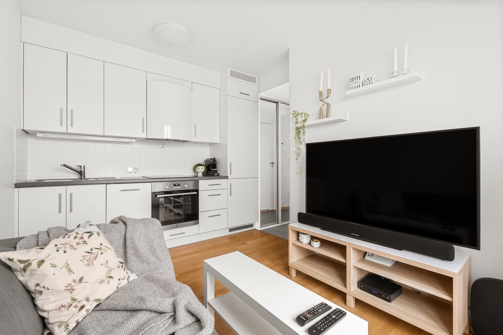 Boligen har også en ekstern bod i kjeller, i tillegg til egen parkeringsplass i parkeringskjelleren. Galleribilde