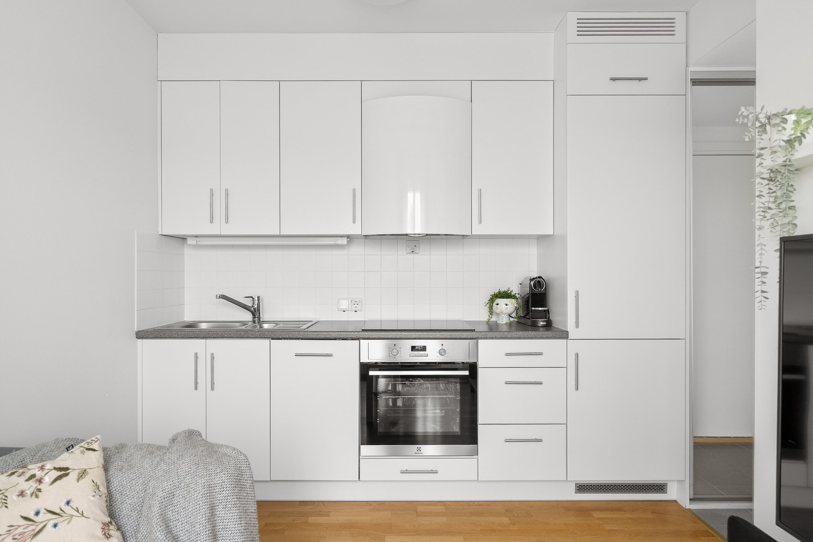 Kjøkkenet har innredning med glatte fronter. Benkeplaten er av laminat. Galleribilde