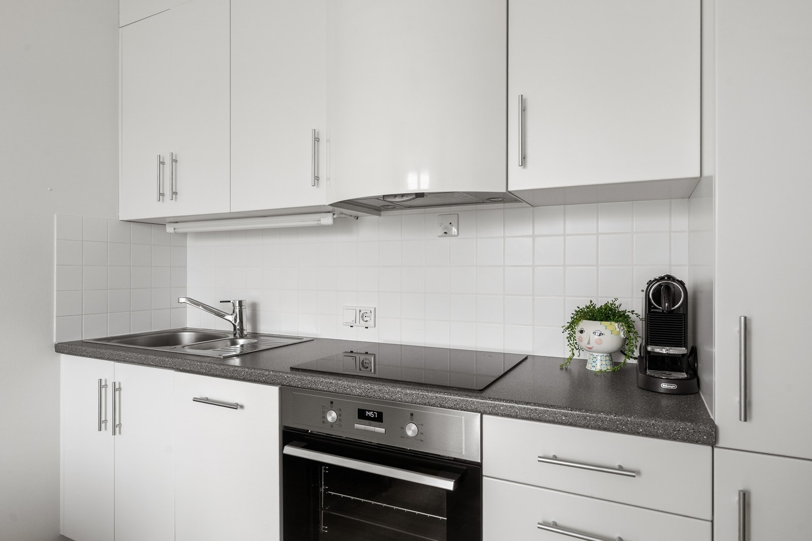 Det er kjøl/fryseskap, oppvaskmaskin, induksjonstopp, stekeovn og
komfyrvakt. Galleribilde