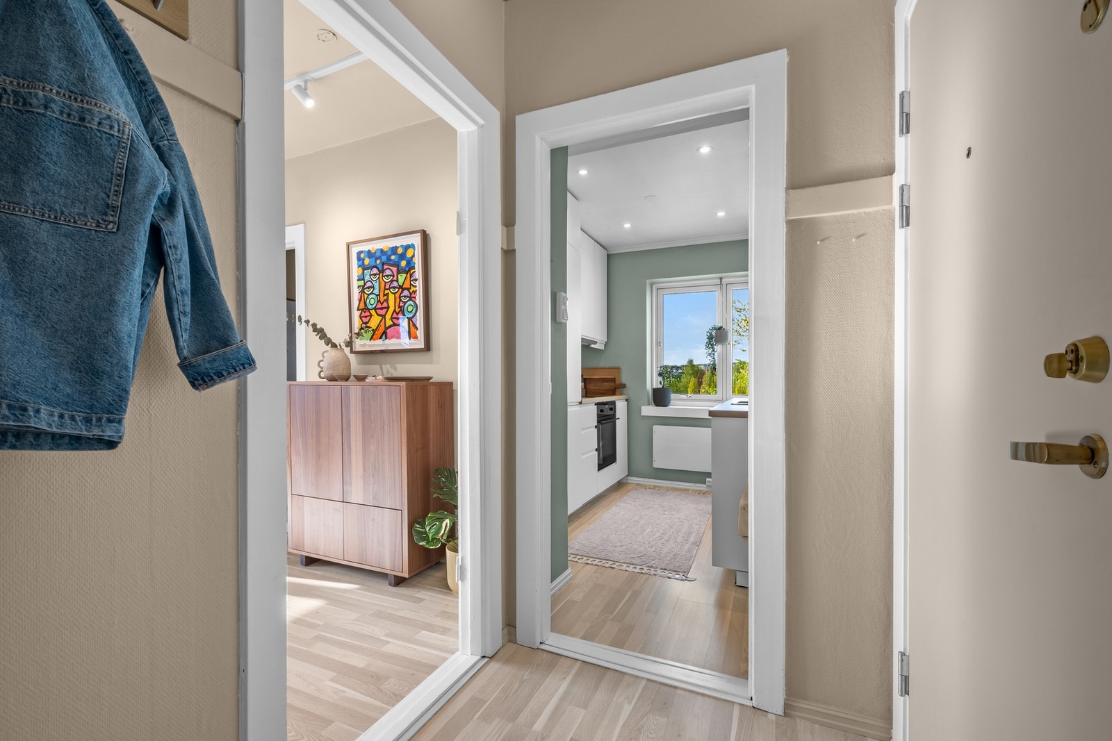 Fra entreen kommer man direkte inn i stuen, baderommet og kjøkkenet Galleribilde