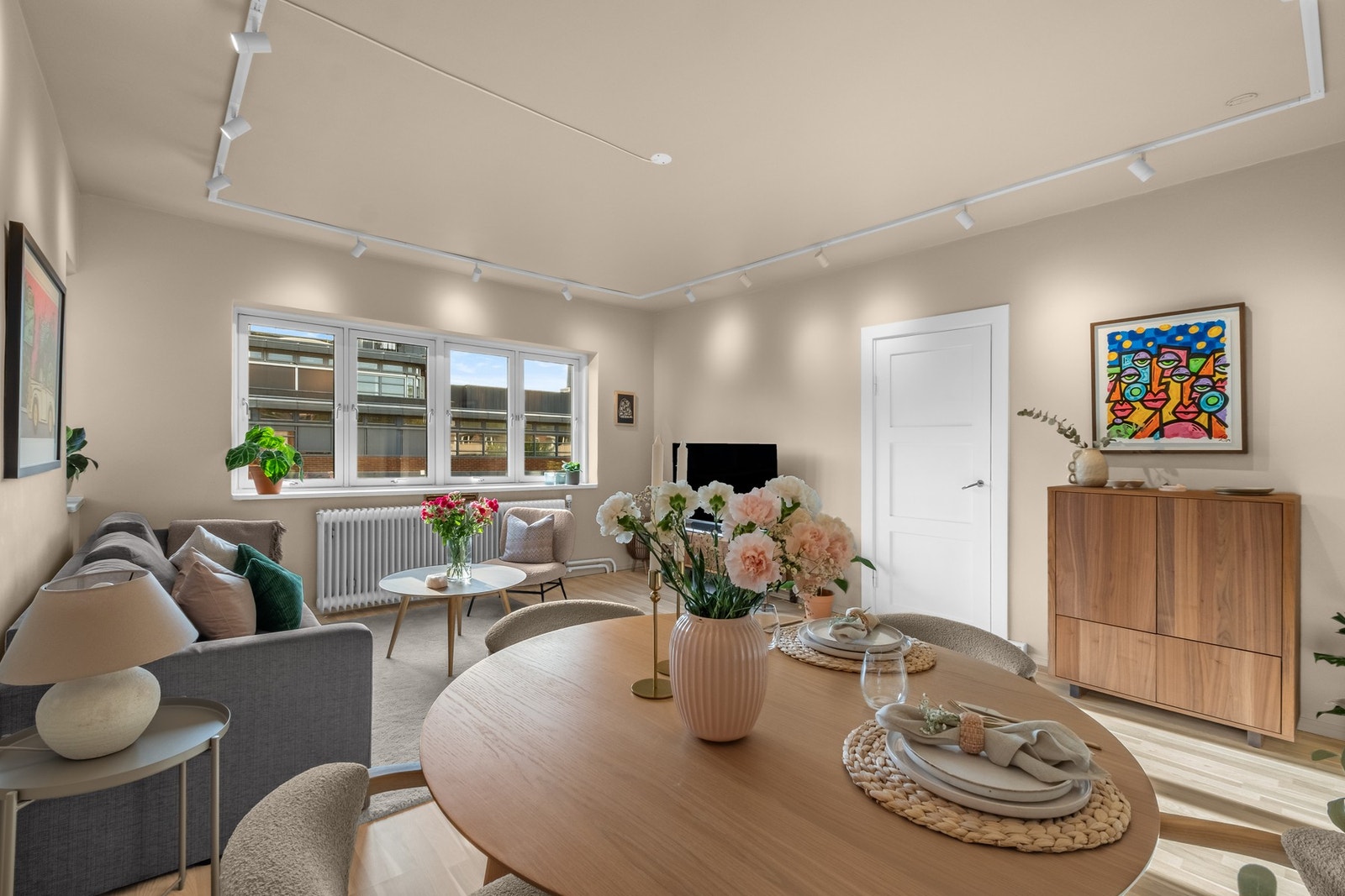 Leiligheten har i senere tid blitt nymalt i duse, moderne farger som gir den en innflytningsklar følelse Galleribilde