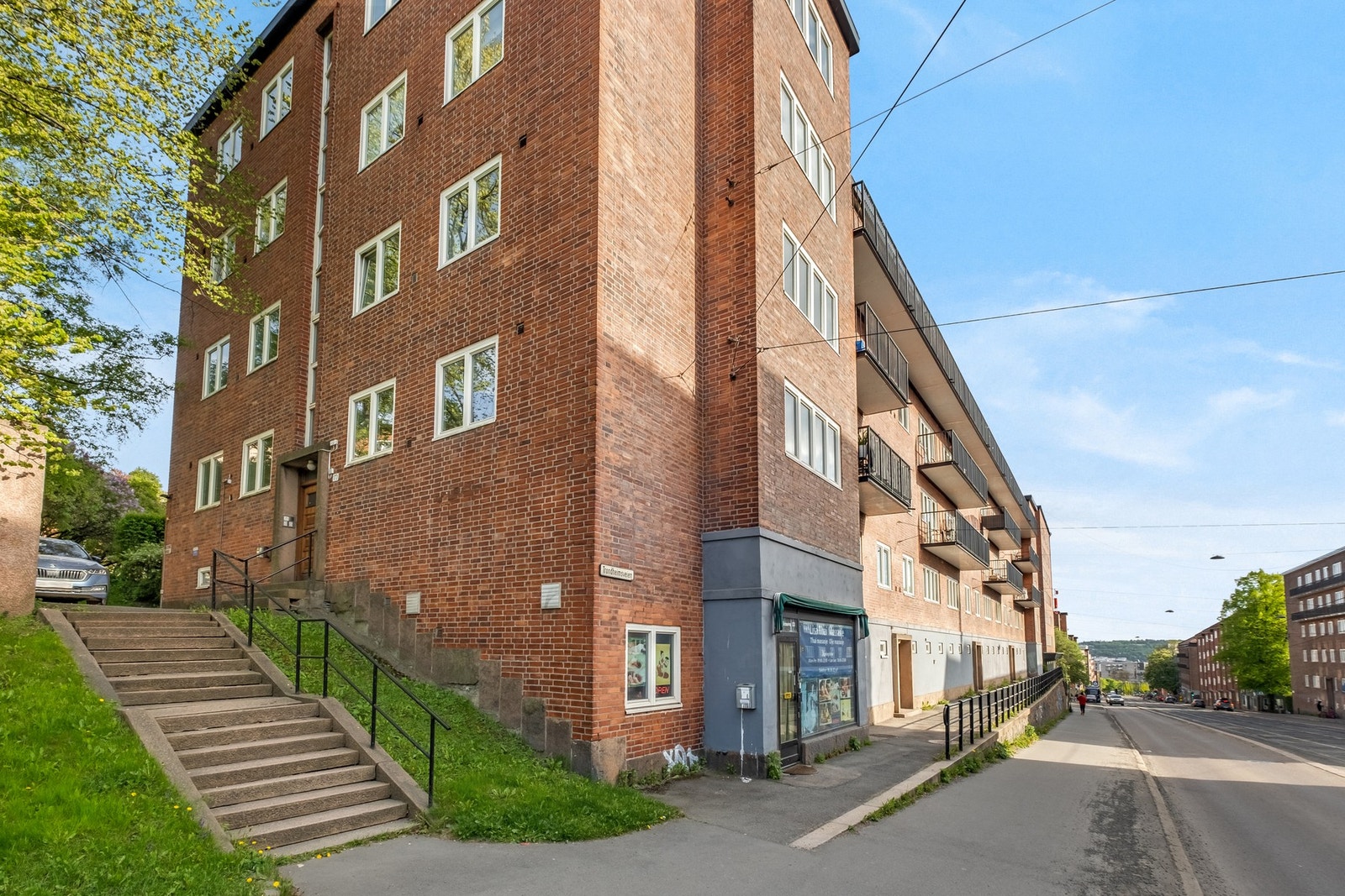 Her bor du særdeles sentralt i Oslo med nærhet til offentlig kollektiv, marka, butikker, treningssentre, utdanning med mer Galleribilde