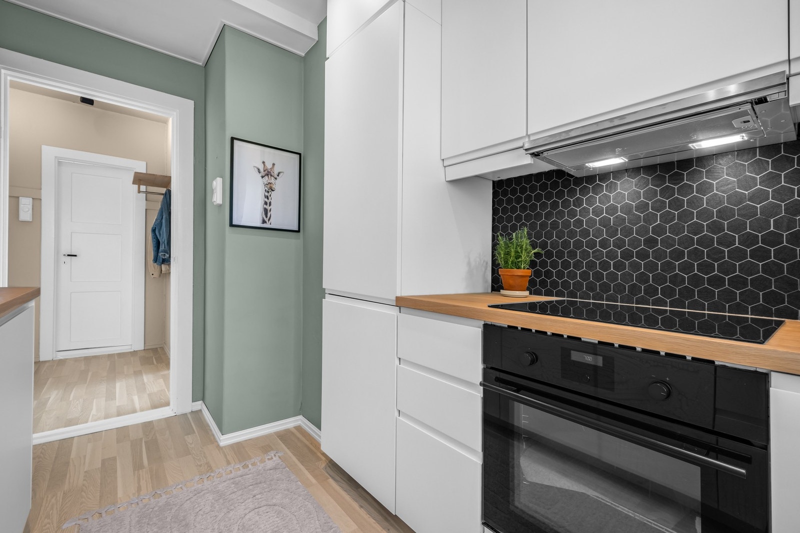 Her inne vil kokken trives i godt lys fra stort vindu Galleribilde