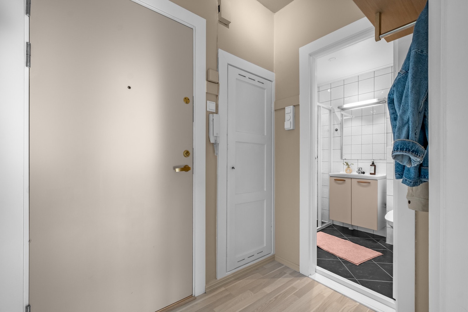 Supersmart kott i gangen, i tillegg tilbod i kjelleren på vel 3,5 kvm. Galleribilde