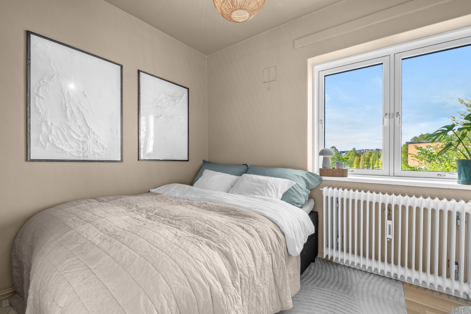 God plass til større seng og garderobe Galleribilde