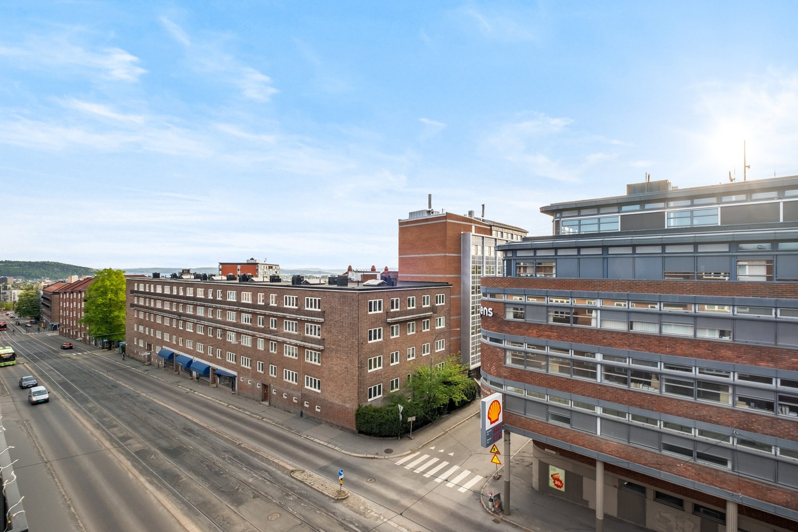 Kort vei til ned sentrum med kollektiv, flott utsikt fra 2-lags vinduer av nyere dato Galleribilde