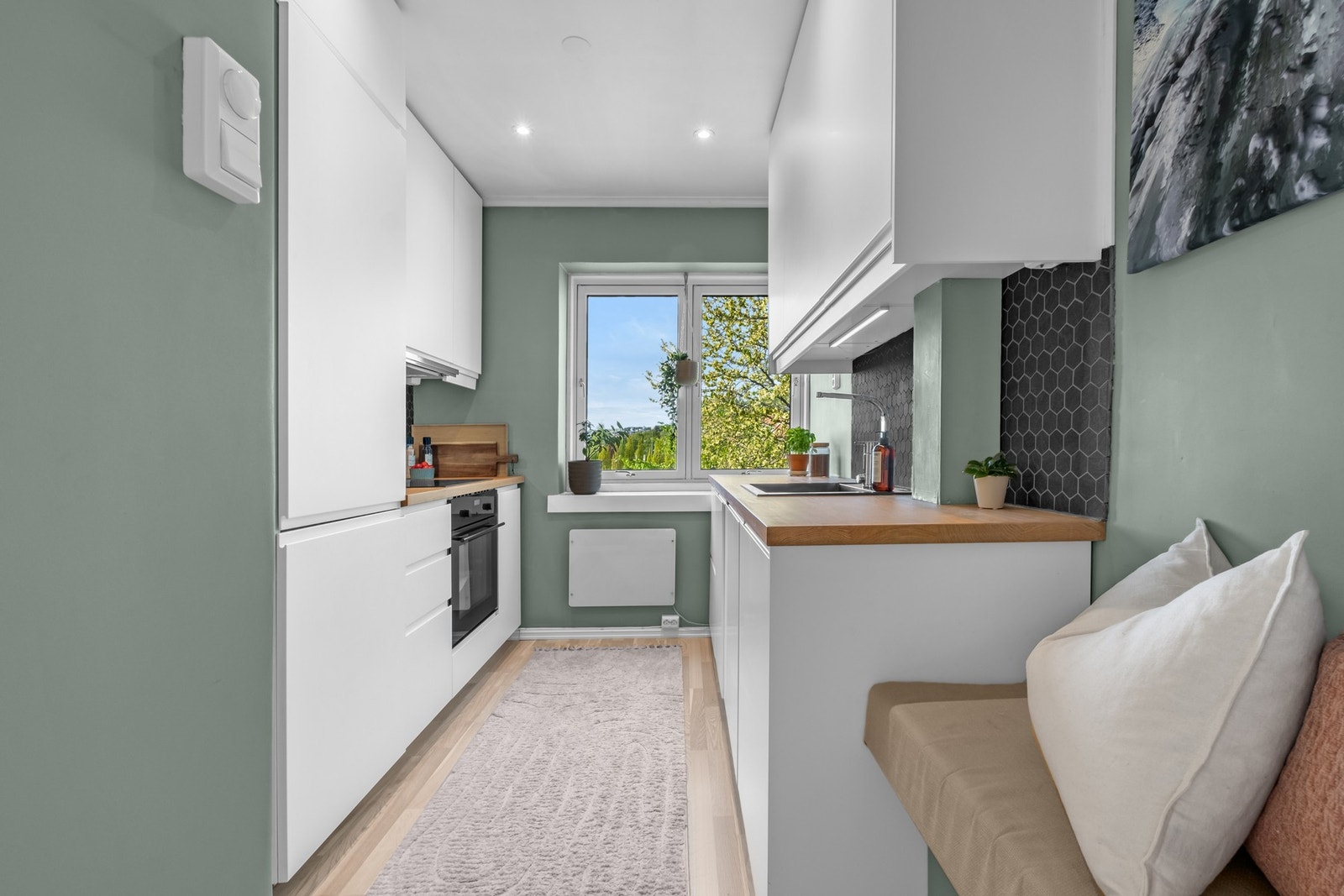 Kjøkkenet er fra Ikea og har godt med skapplass Galleribilde