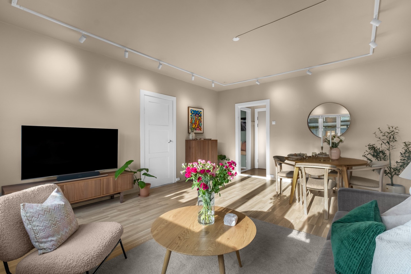 God plass til stor sofa og egen spiseavdeling Galleribilde