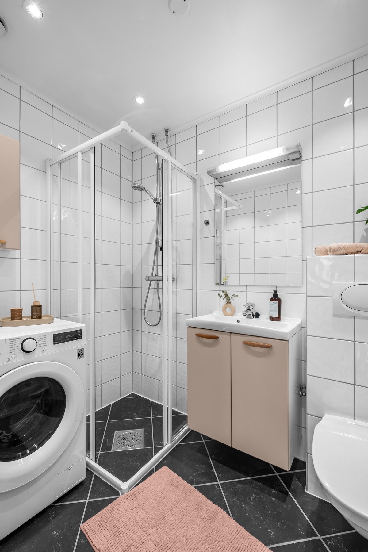 Baderom fra 2004 som ble renovert i regi av borettslaget Galleribilde