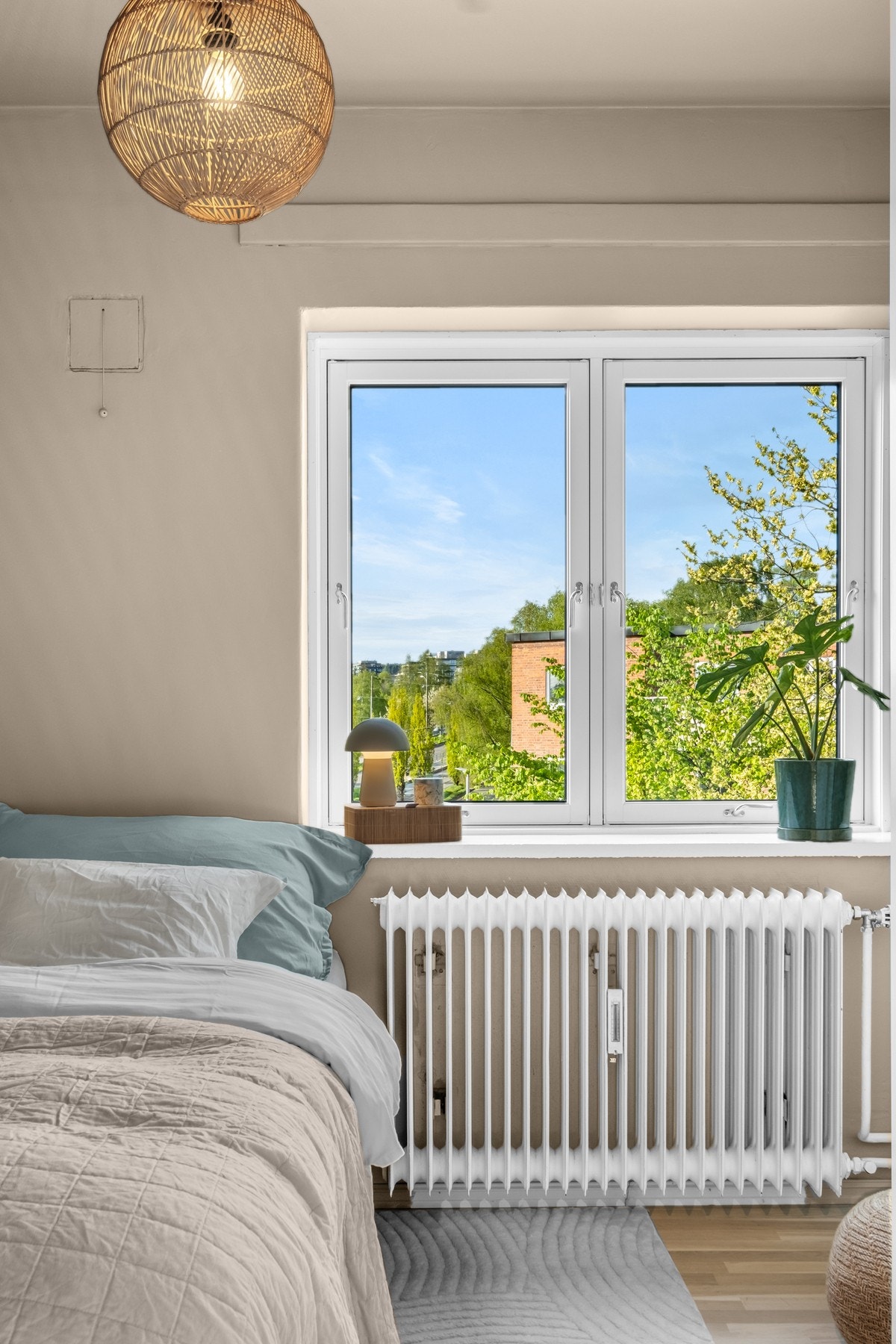 Soverom med lyddempende glass på vindu Galleribilde