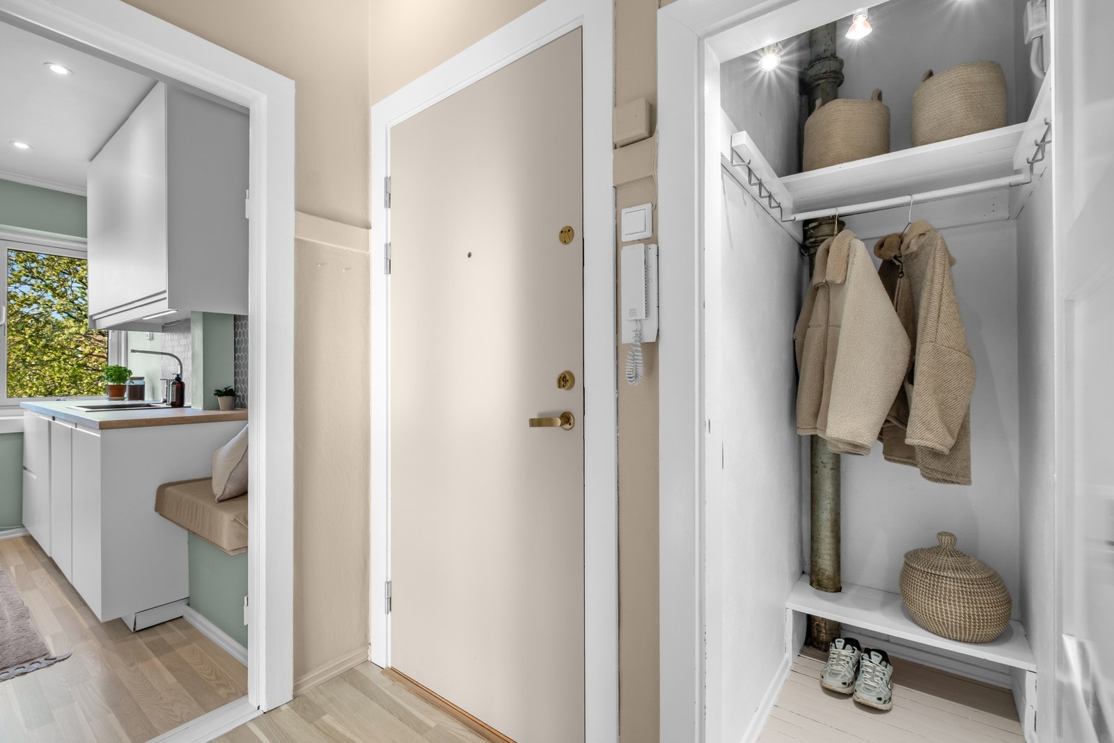 Vel oppe i 5.etg får du med en gang et godt førsteintrykk med behagelige fargevalg på vegger, smarte oppbevaringsplasser og god planløsning Galleribilde