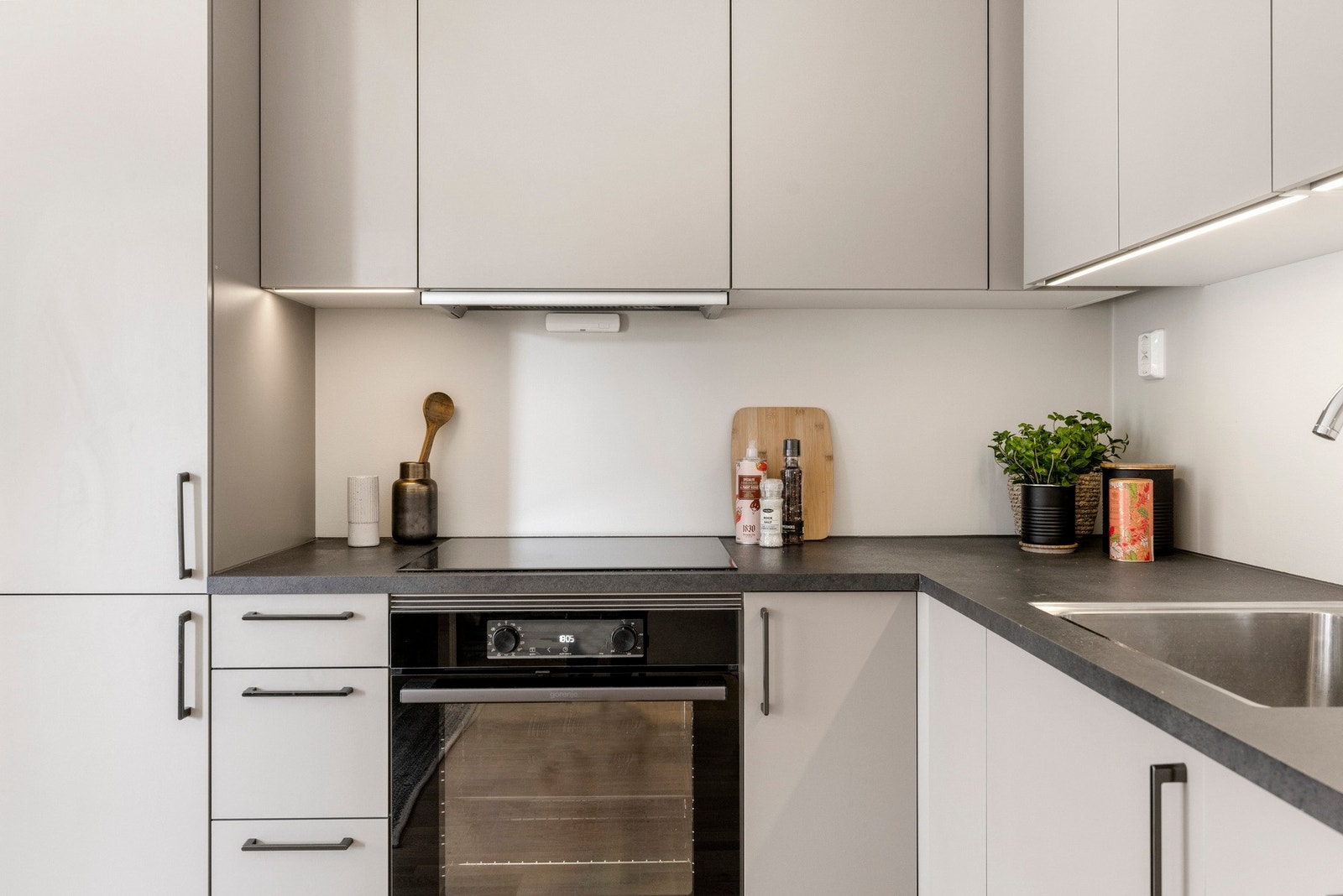 Moderne kjøkken fra 2023 med integrerte hvitevarer. Galleribilde