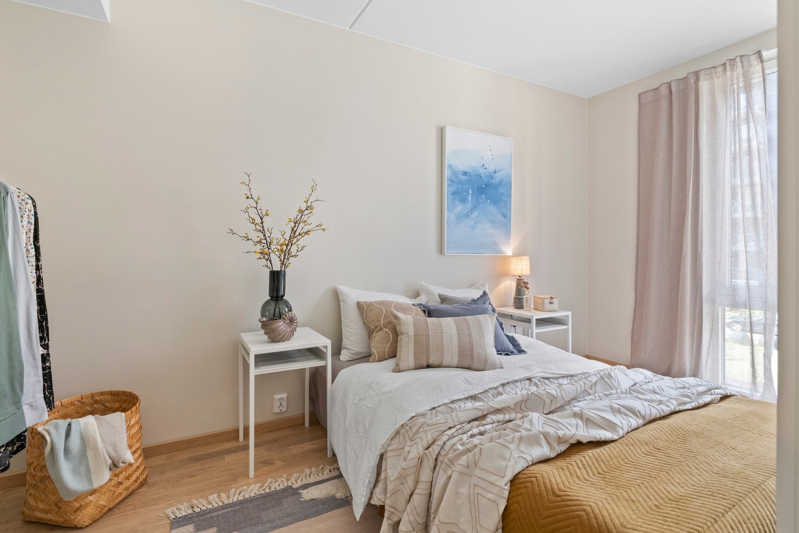 Hovedsoverom med plass til dobbeltseng, nattbord og garderobeskap. Galleribilde