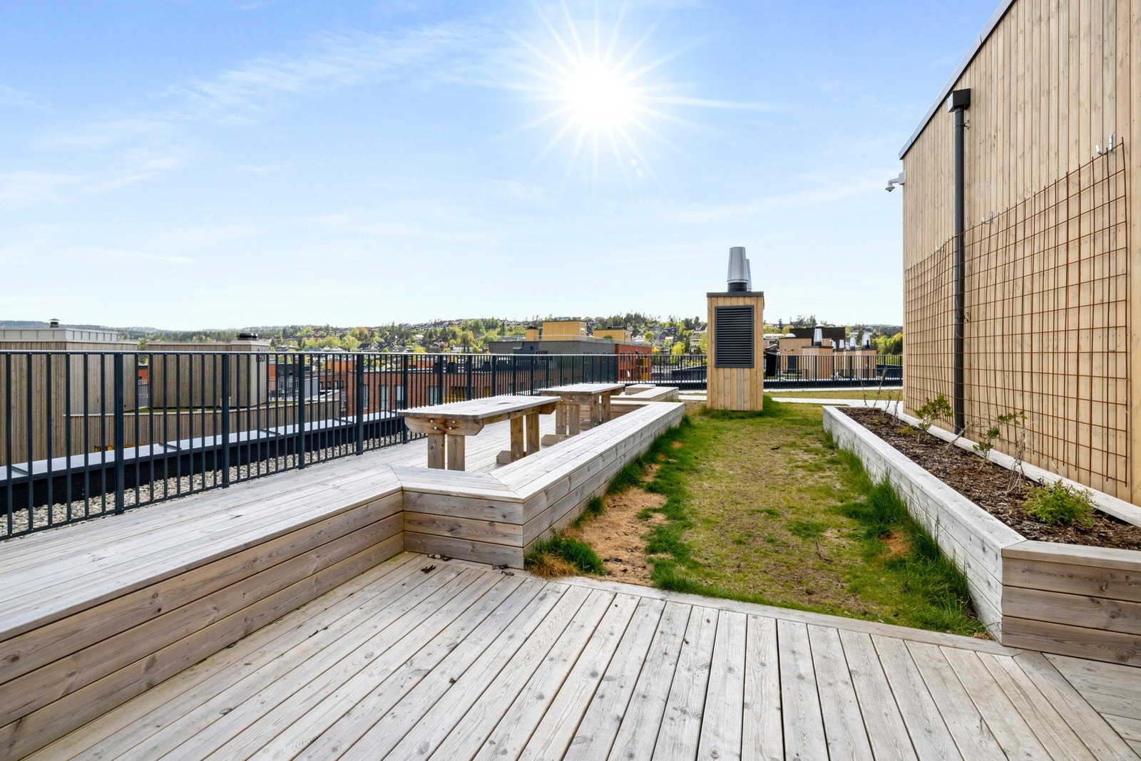 Felles takterrasse med felles sittegrupper og flott utsikt. Galleribilde