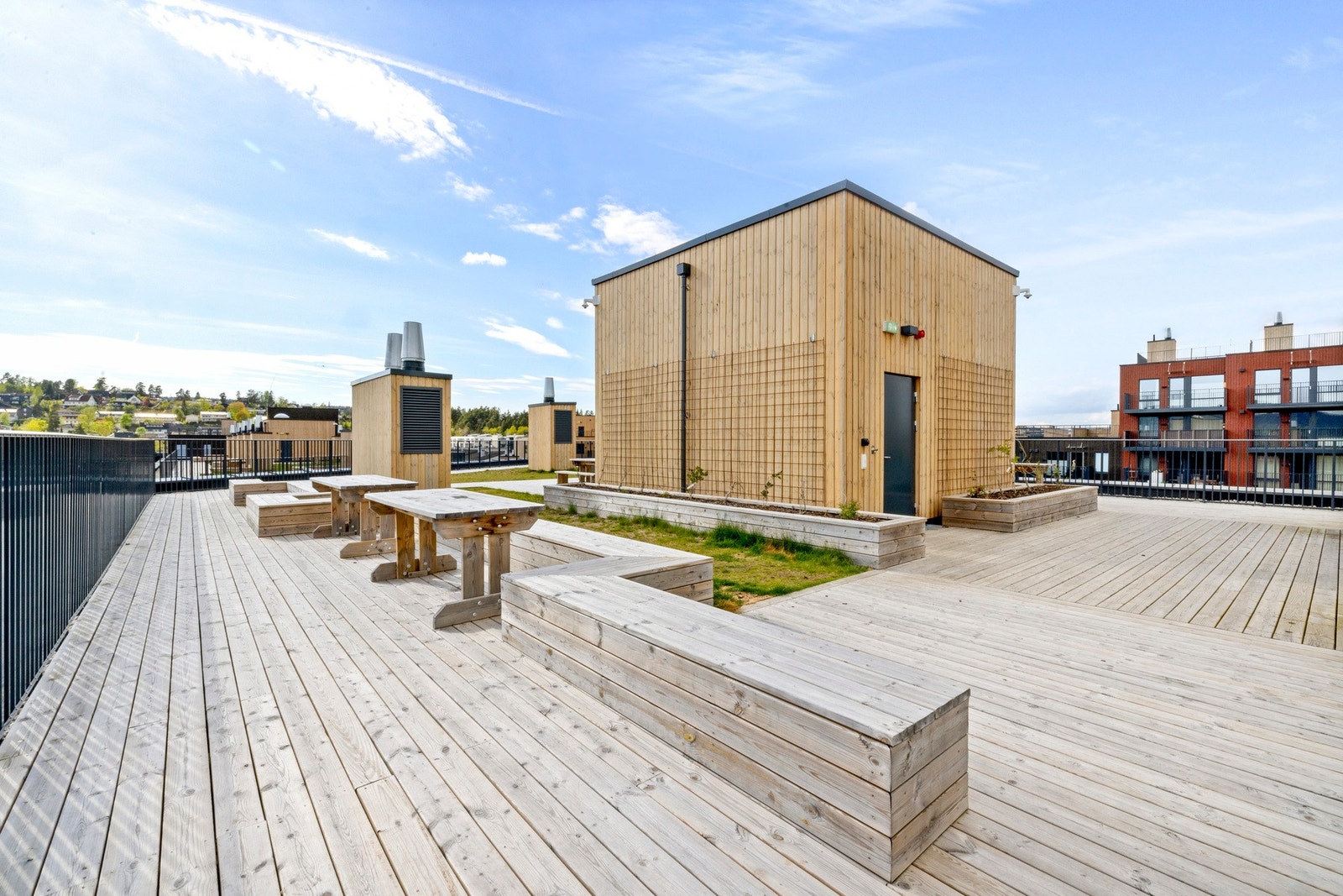 Felles takterrasse med felles sittegrupper og flott utsikt. Galleribilde
