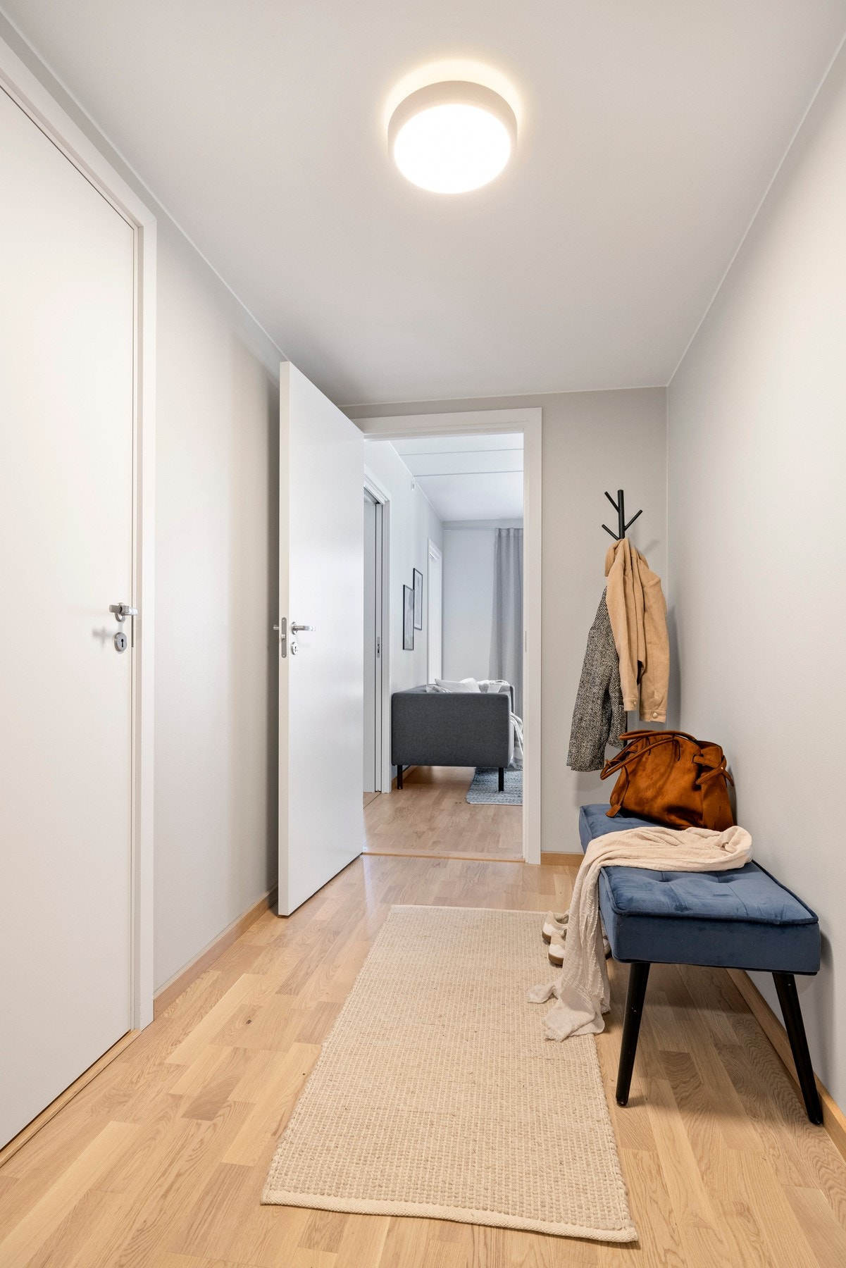 Entré med tilhørende skyvedørsgarderobe. Galleribilde