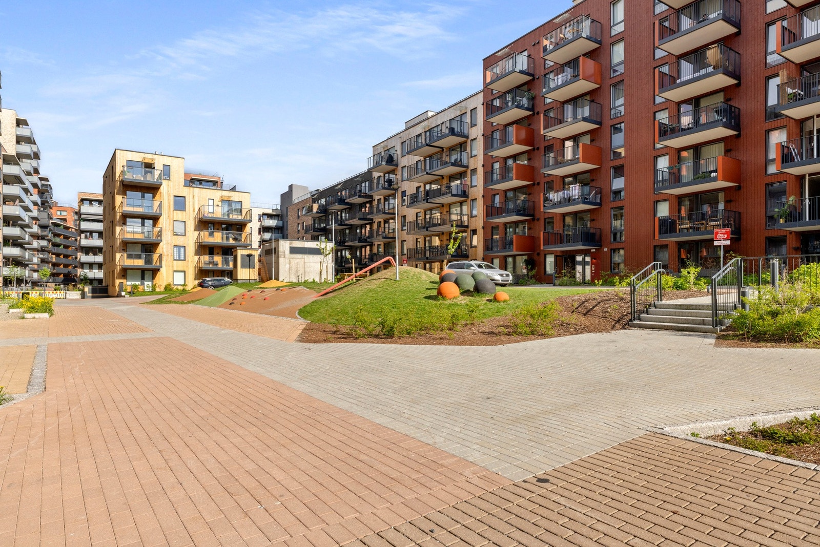 Pent opparbeidet indre gårdsrom med felles sittegrupper og lekeplass for de minste. Galleribilde