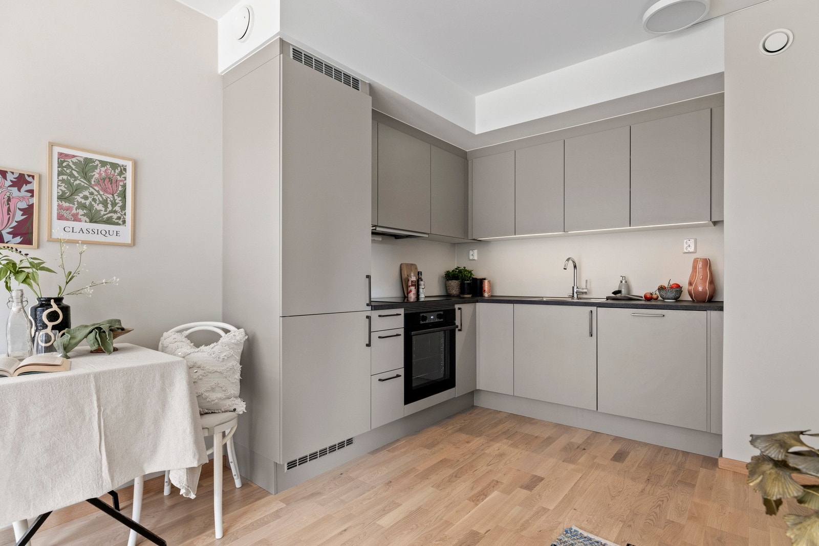 Moderne kjøkken fra 2023 med integrerte hvitevarer. Galleribilde