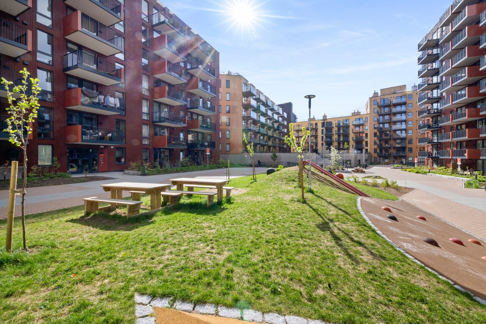 Pent opparbeidet indre gårdsrom med felles sittegrupper og lekeplass for de minste. Galleribilde