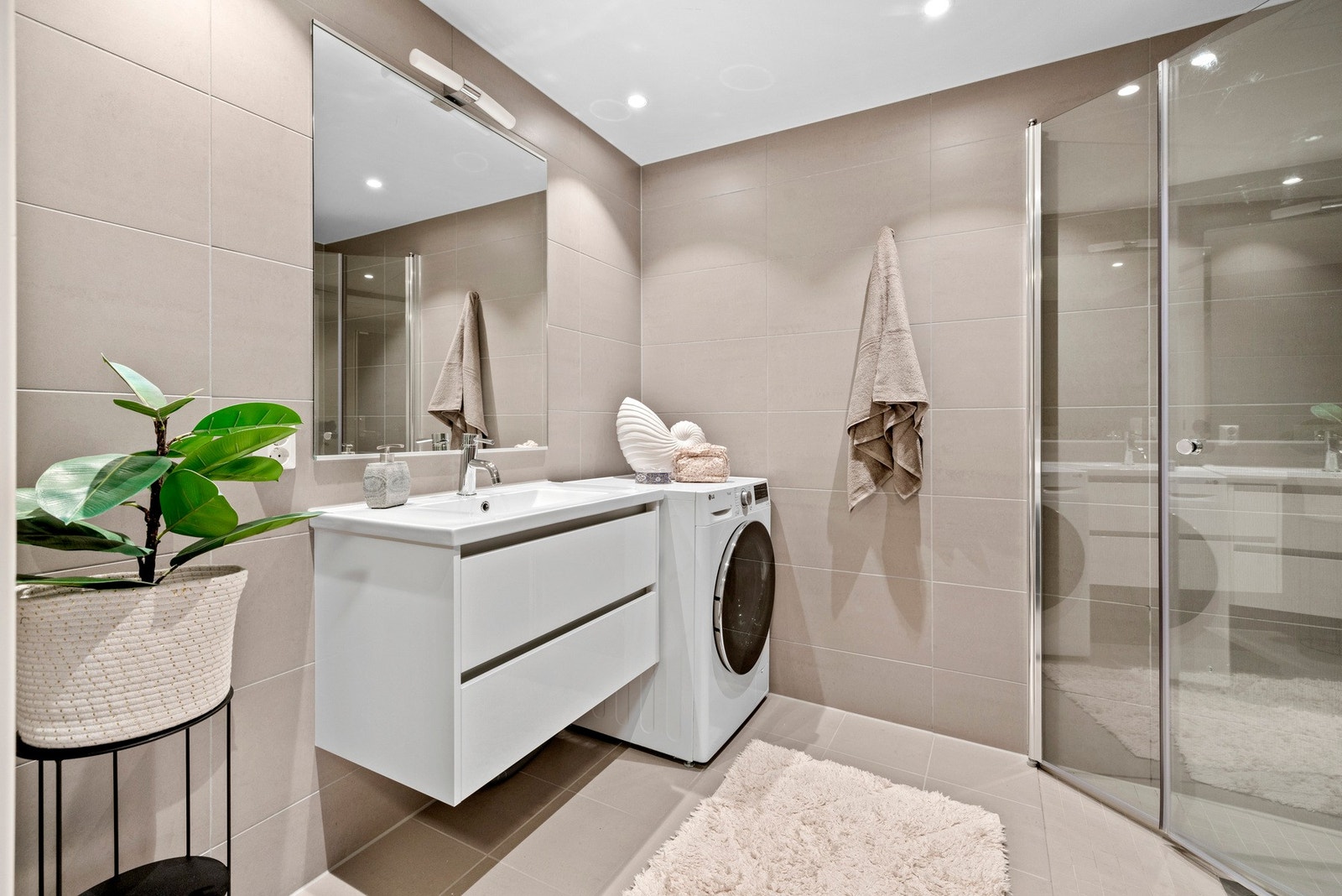 Delikat og pent flislagt bad med varme i gulv og downlights i himling. Galleribilde