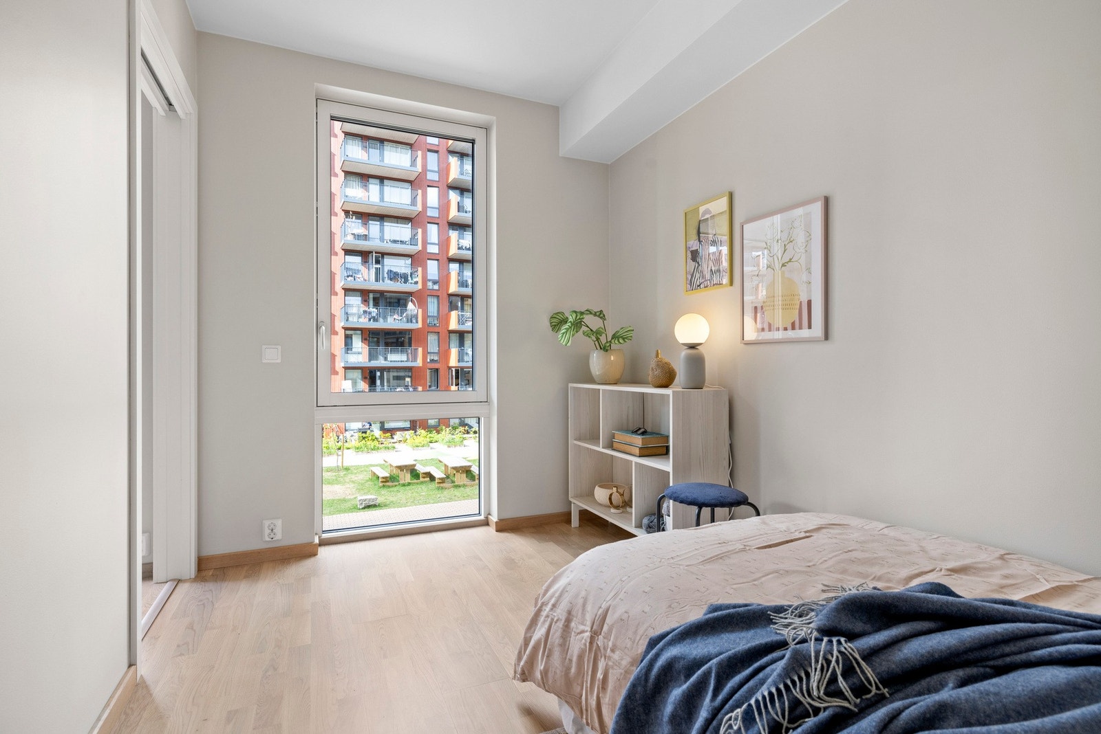 Soverom nr. 2 med plass til seng, nattbord og garderobeskap. Galleribilde