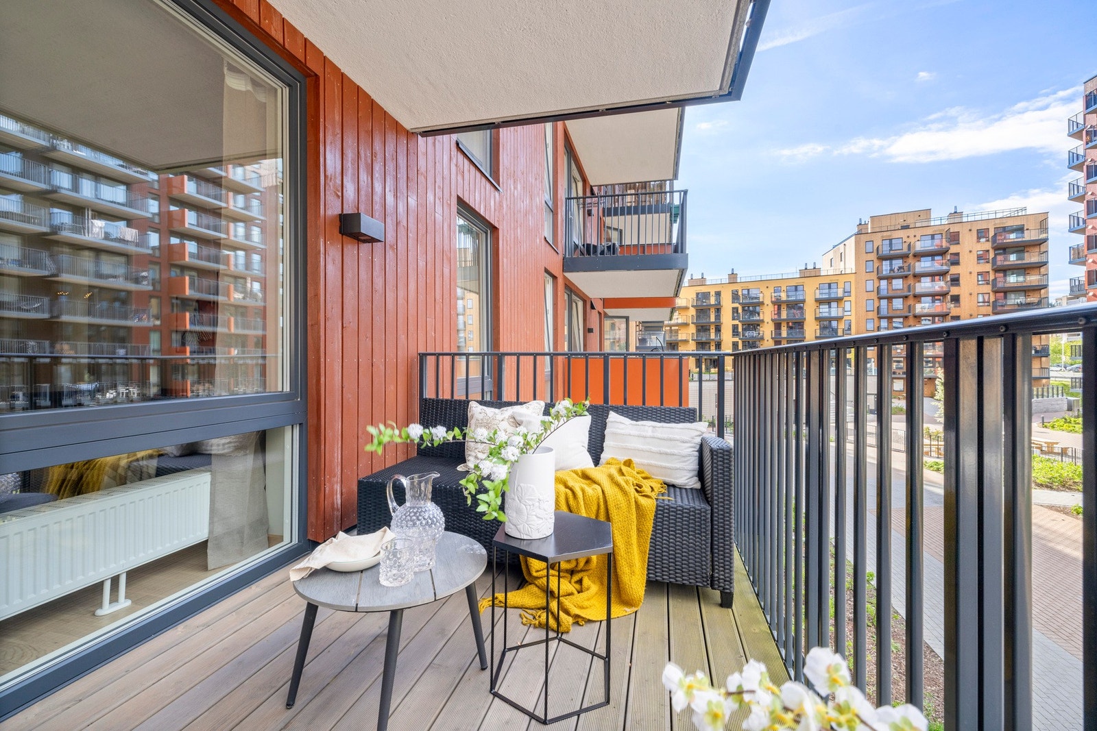 Fra stuen er det utgang til romslig balkong på 7 kvm med plass til utemøbler, planter og grill. Galleribilde