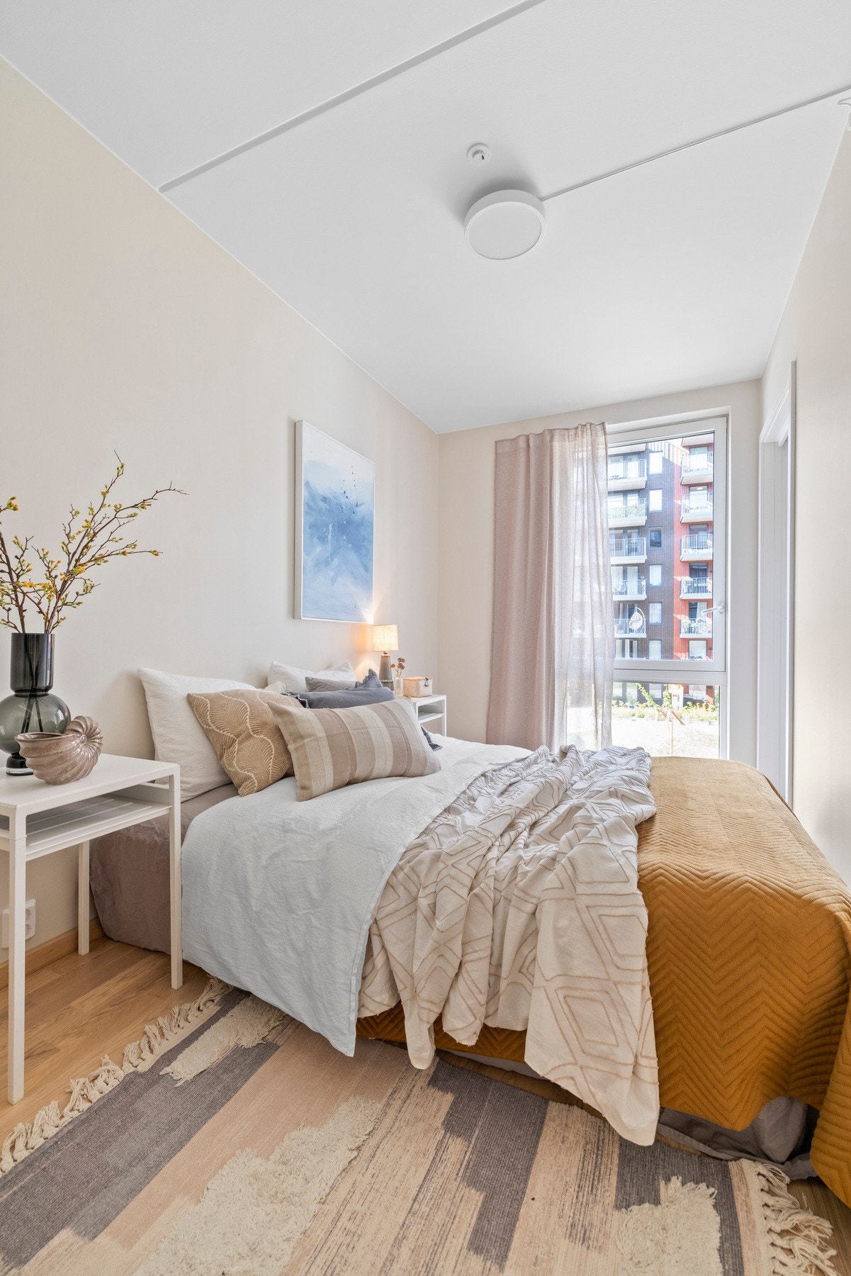 Hovedsoverom med plass til dobbeltseng, nattbord og garderobeskap. Galleribilde