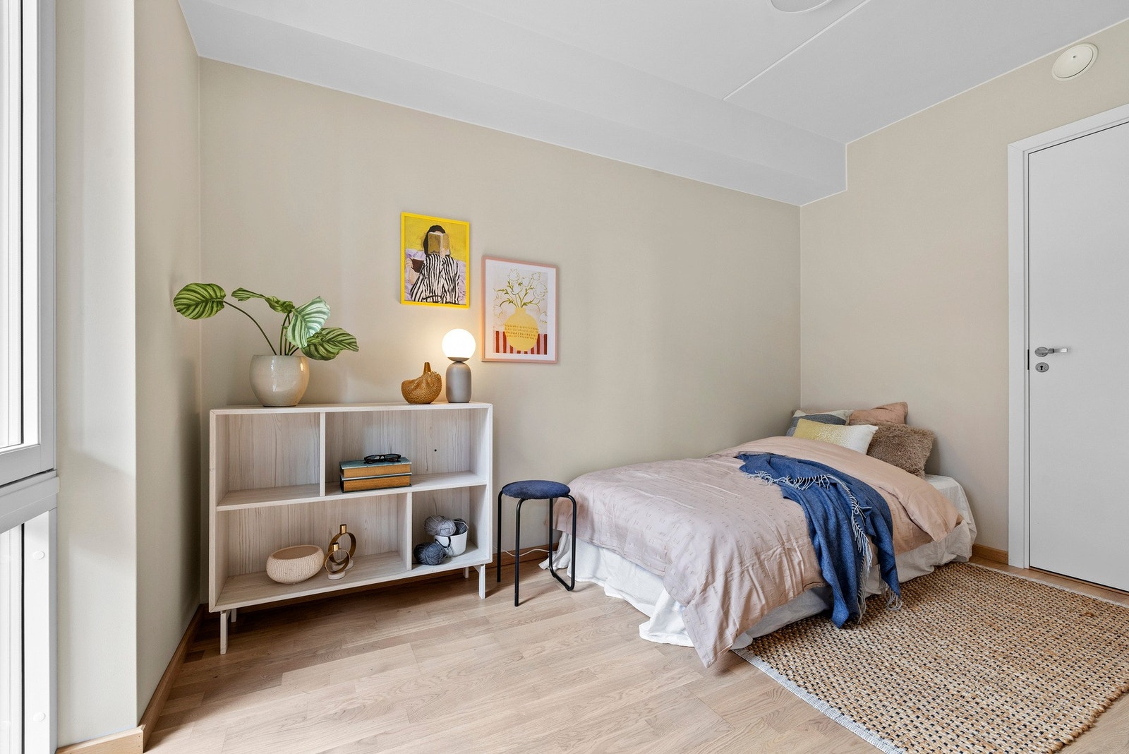 Soverom nr. 2 med plass til seng, nattbord og garderobeskap. Rommet har også tilgang til innvendig bod. Galleribilde