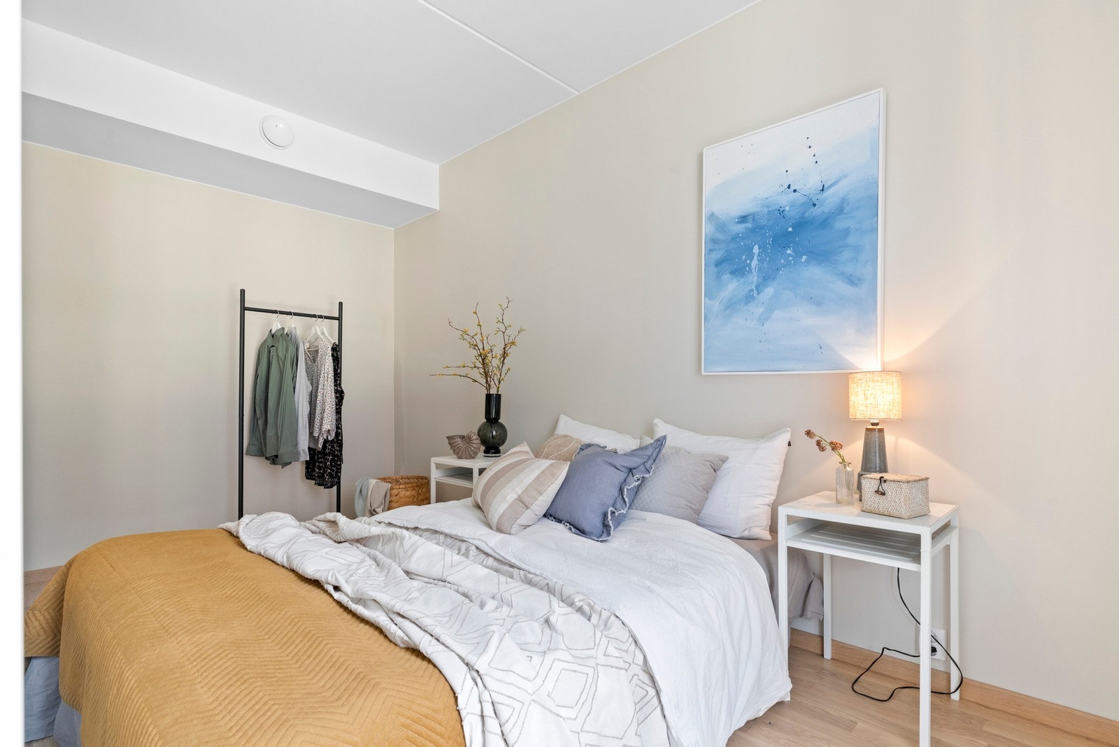 Hovedsoverom med plass til dobbeltseng, nattbord og garderobeskap. Galleribilde