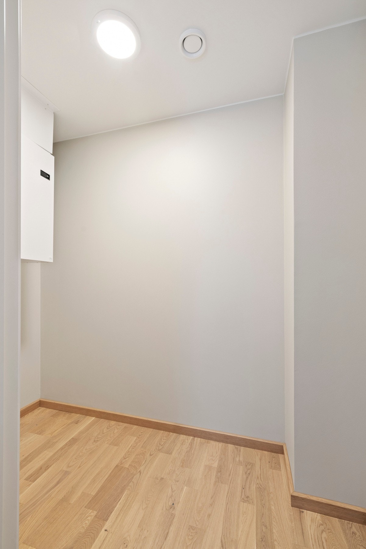 Innvendig bod med gode oppbevaringsmuligheter - med tilgang fra soverom nr. 2 Galleribilde