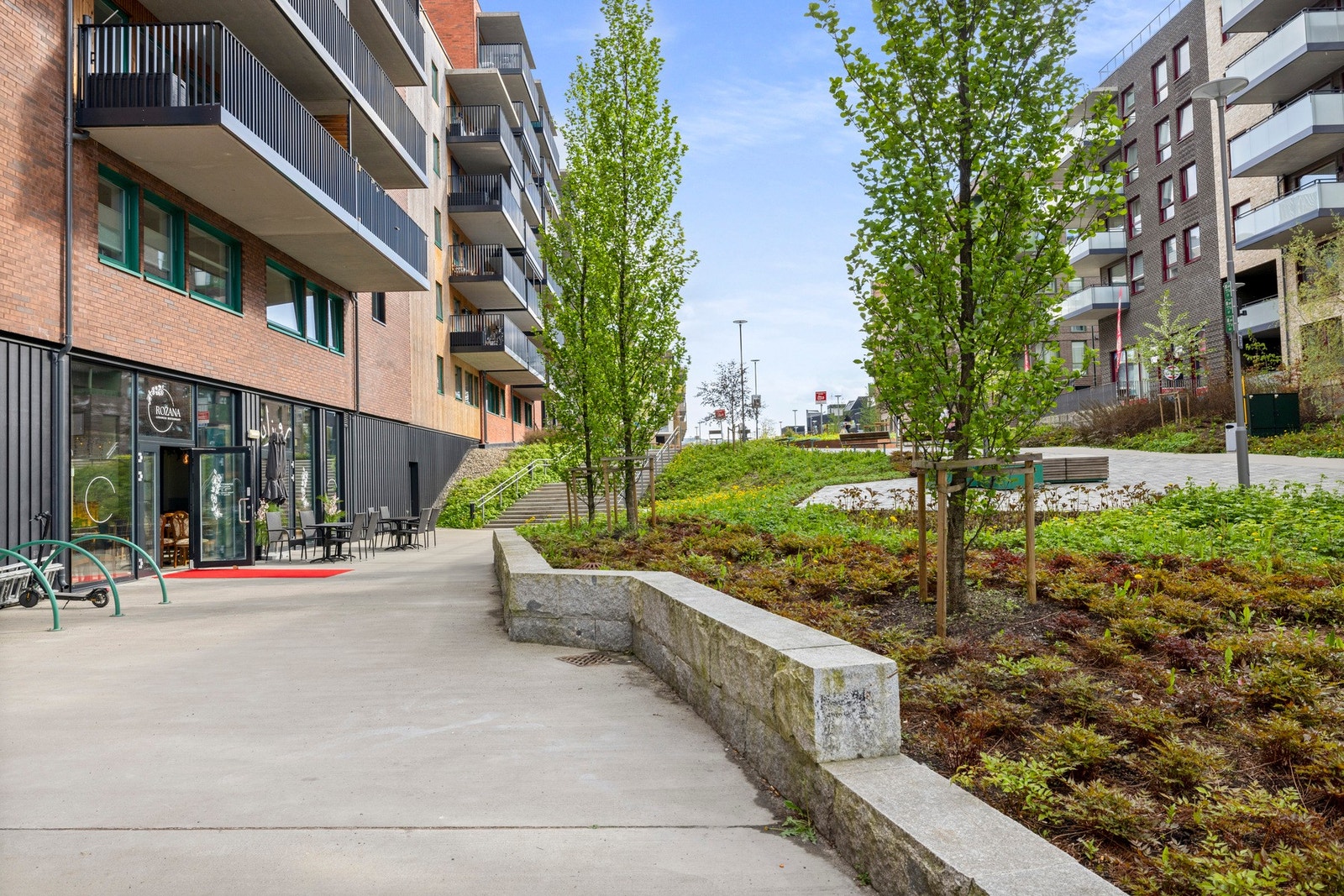 Nærområdet byr caféer, spisesteder og dagligvarebutikker. Galleribilde